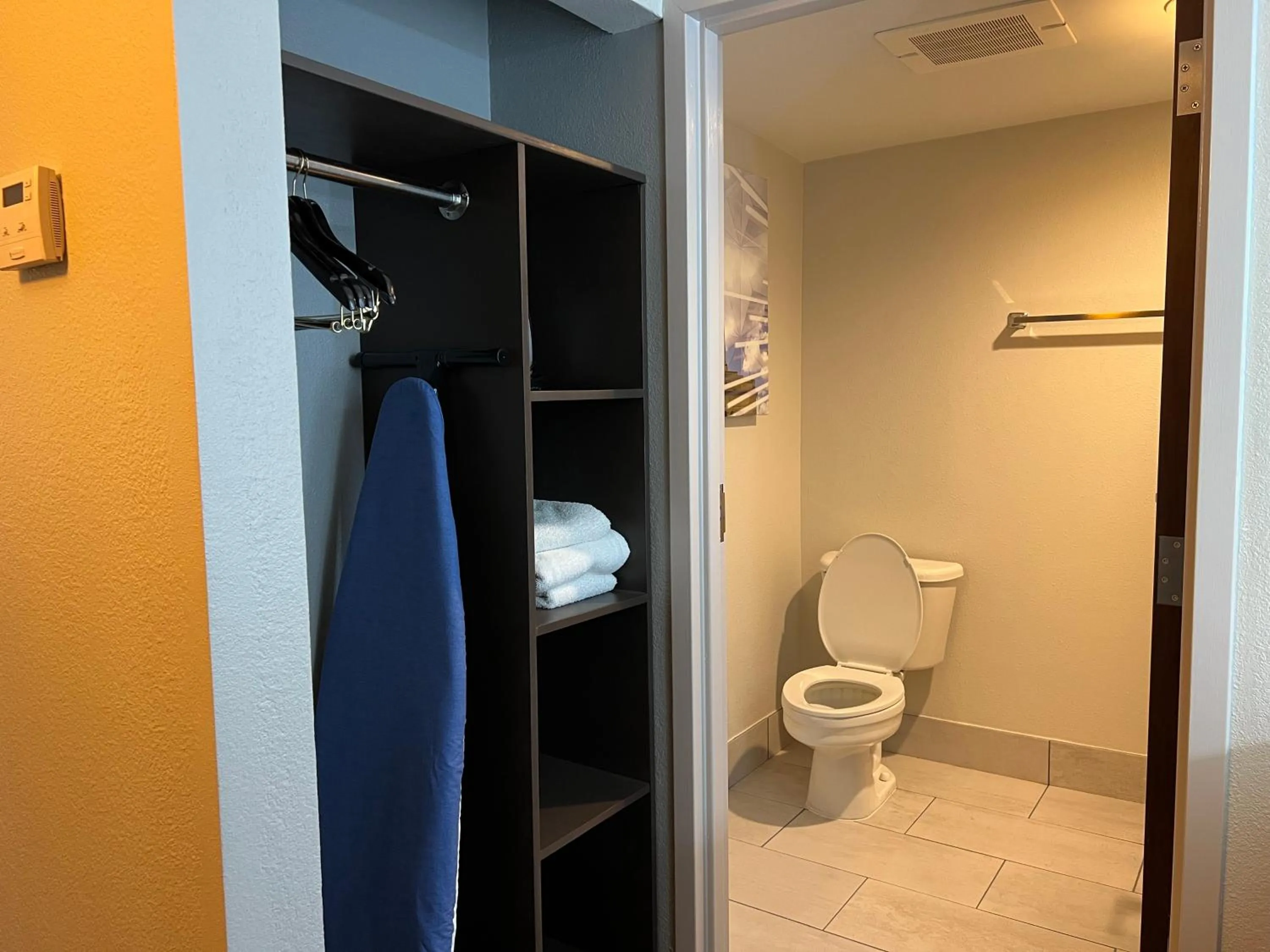 Bathroom in Country Inn & Suites by Radisson, LSU - Medical Corridor