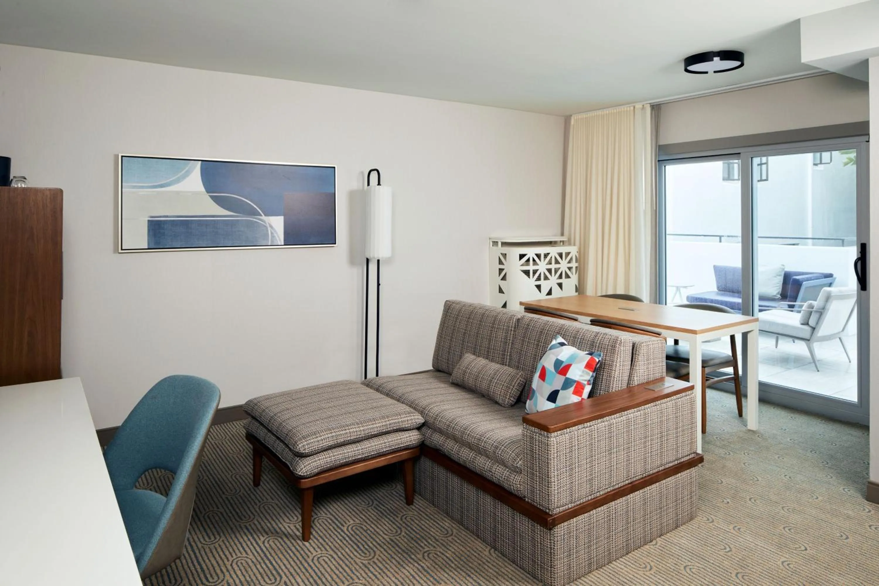 Living room in Courtyard by Marriott Santa Barbara Downtown