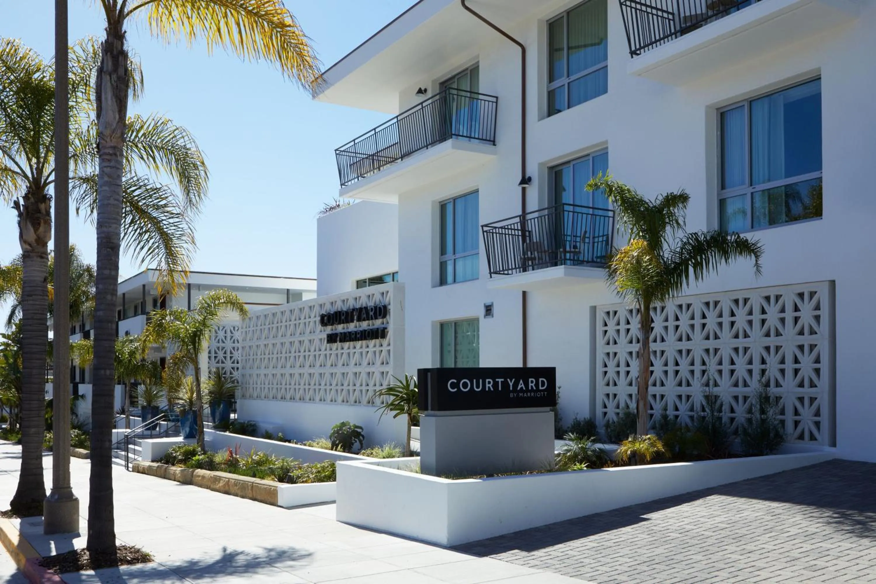 Lounge or bar in Courtyard by Marriott Santa Barbara Downtown