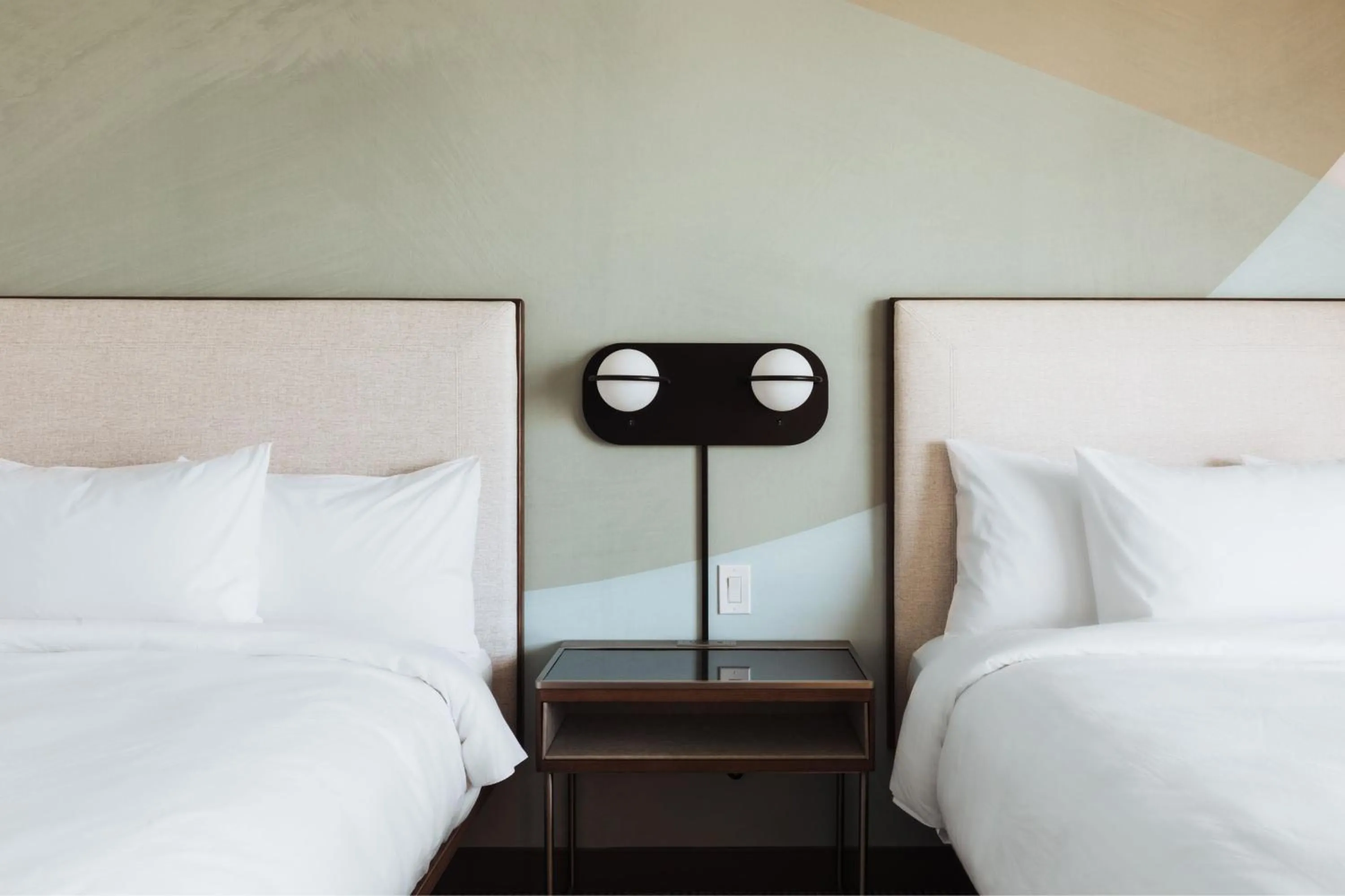 Lounge or bar, Bed in Courtyard by Marriott Santa Barbara Downtown