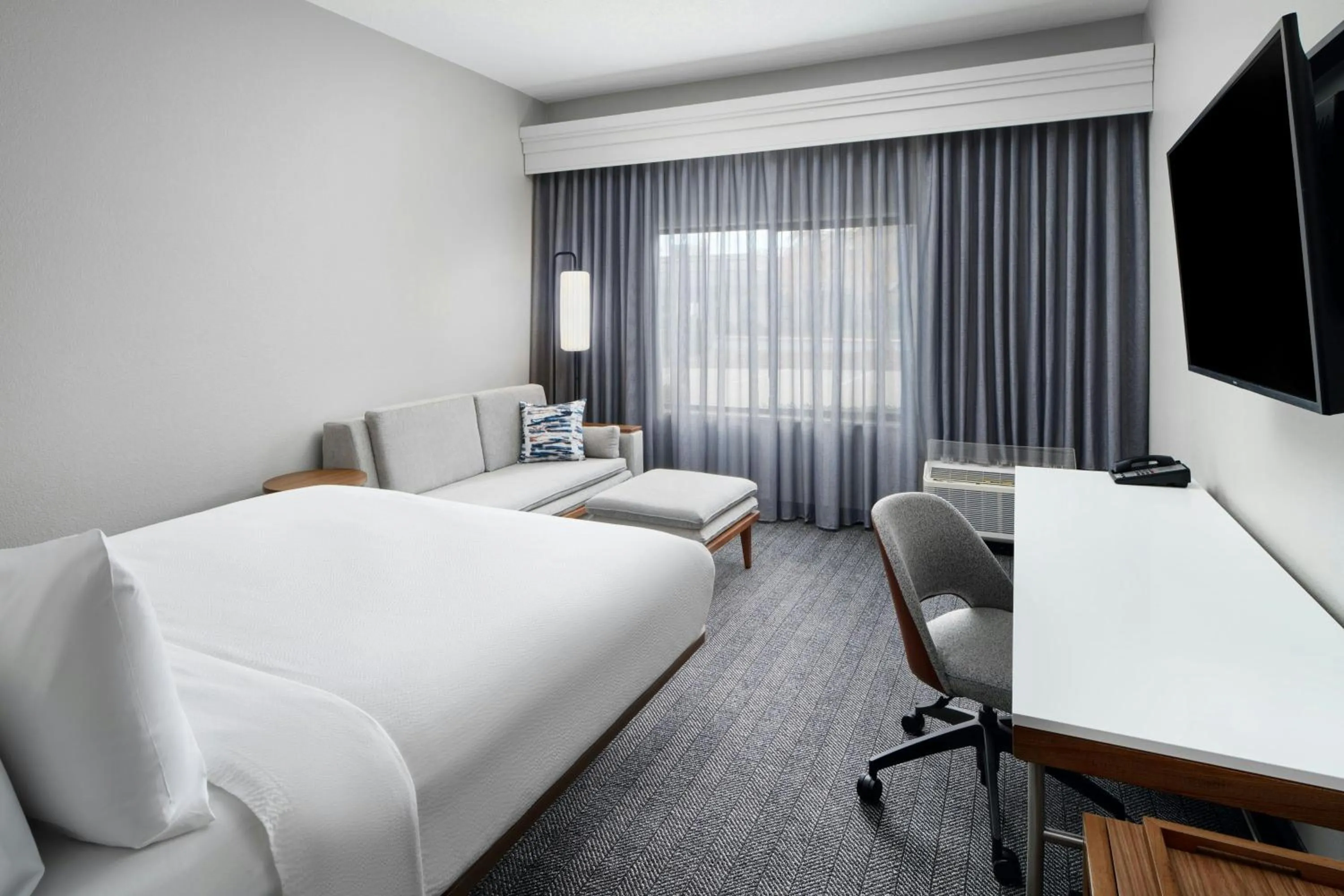 Photo of the whole room, Bed in Courtyard Baton Rouge South