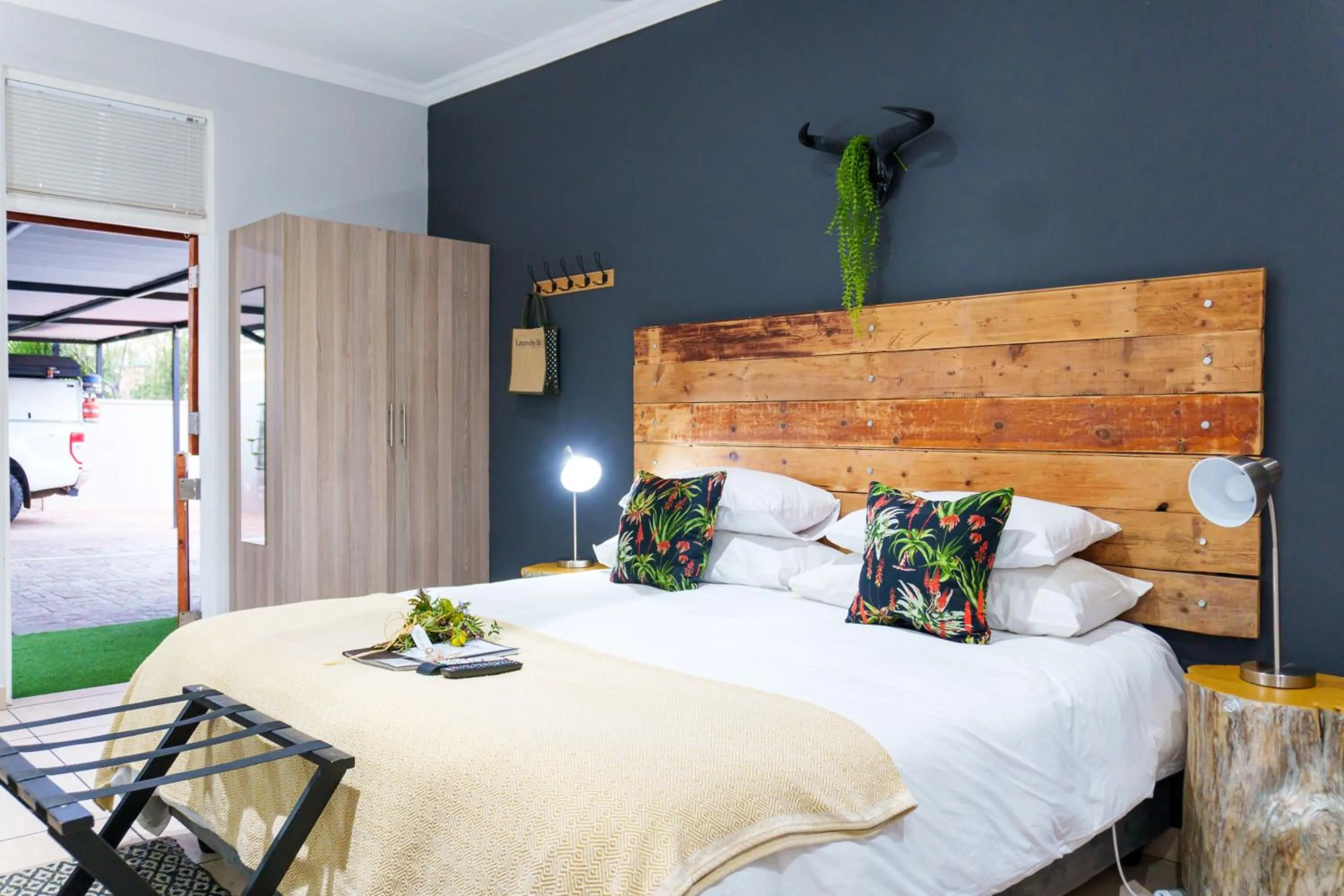 Photo of the whole room, Bed in De Akker Guest House Oudtshoorn