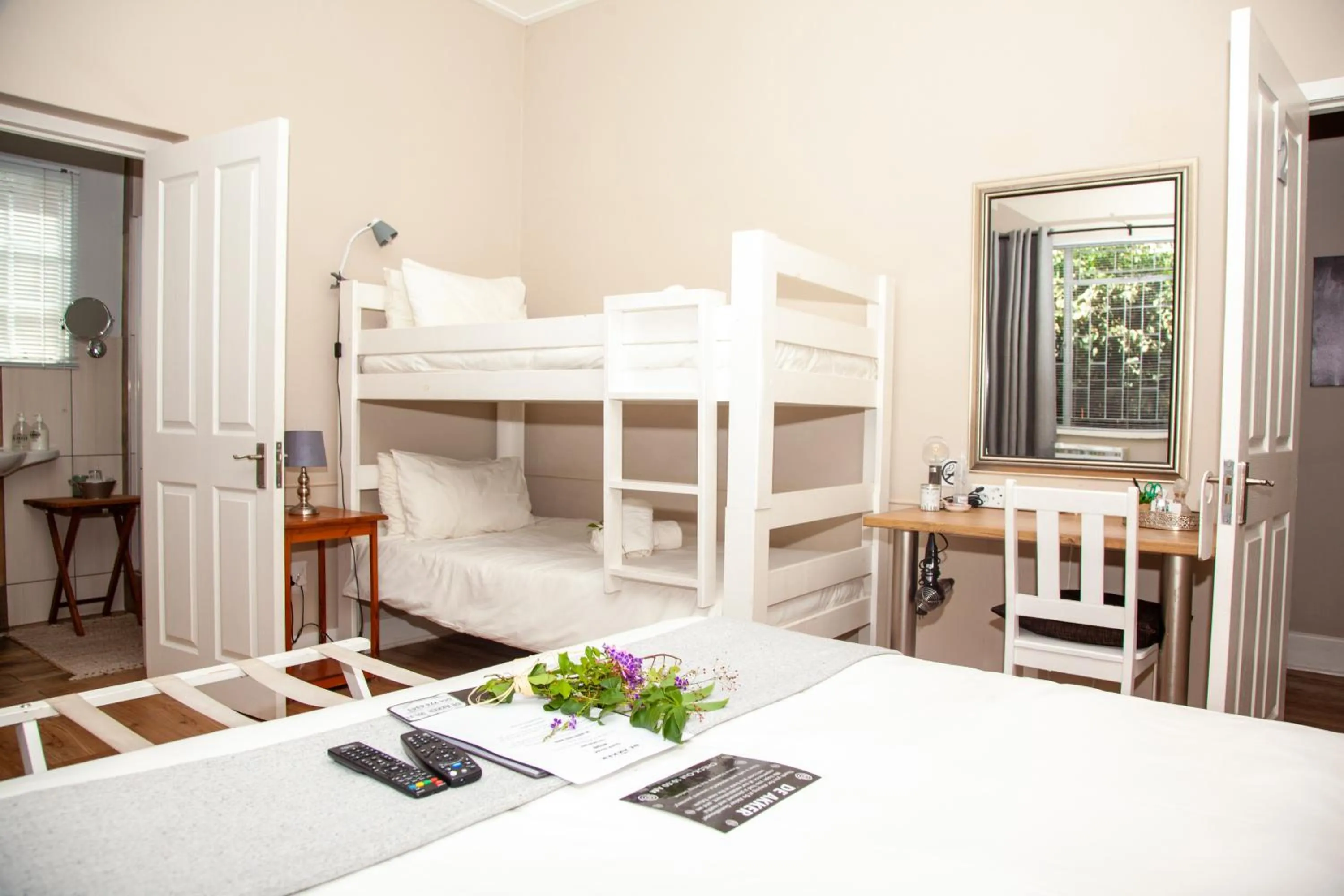 Photo of the whole room, Bed in De Akker Guest House Oudtshoorn