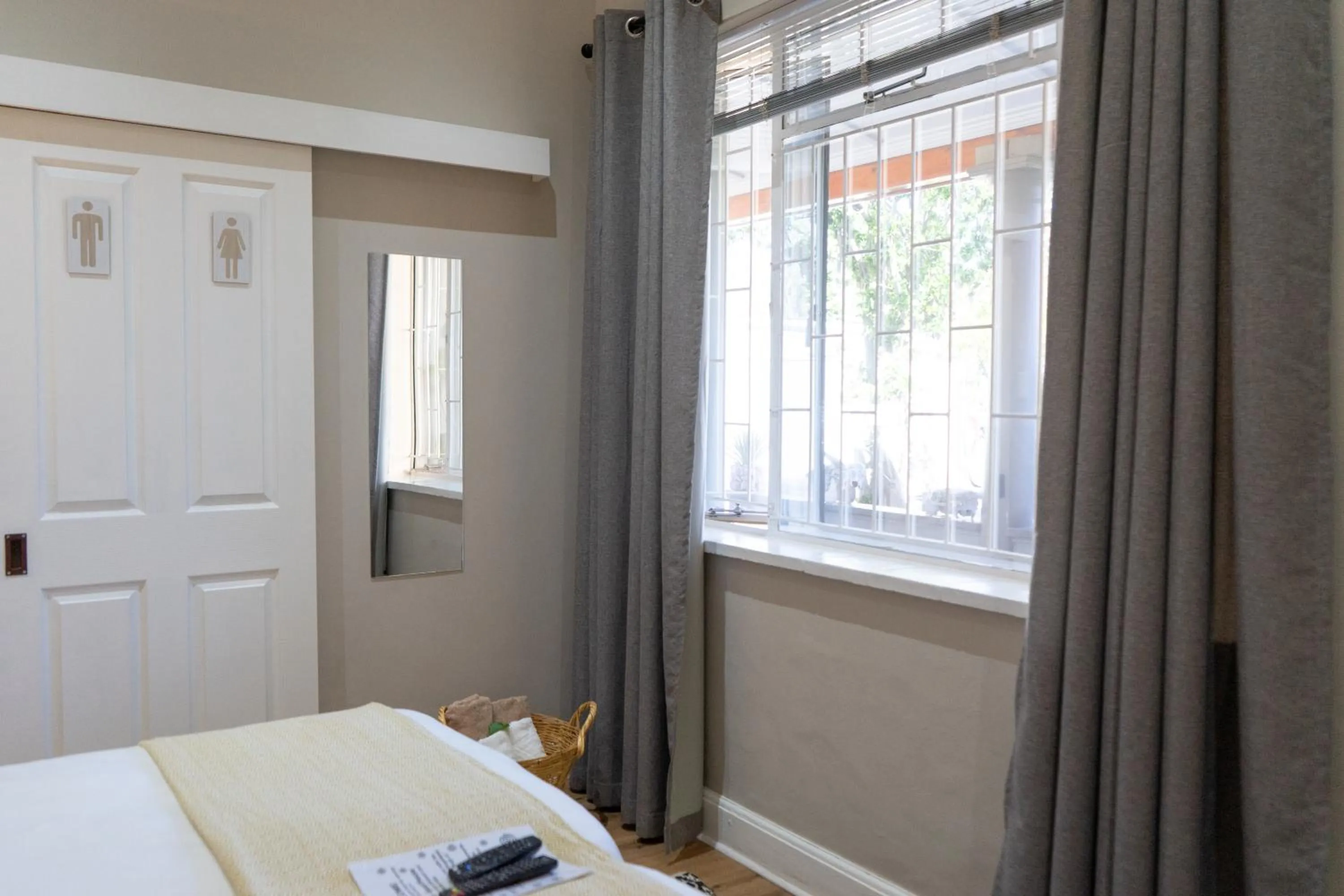 Garden view, Bed in De Akker Guest House Oudtshoorn