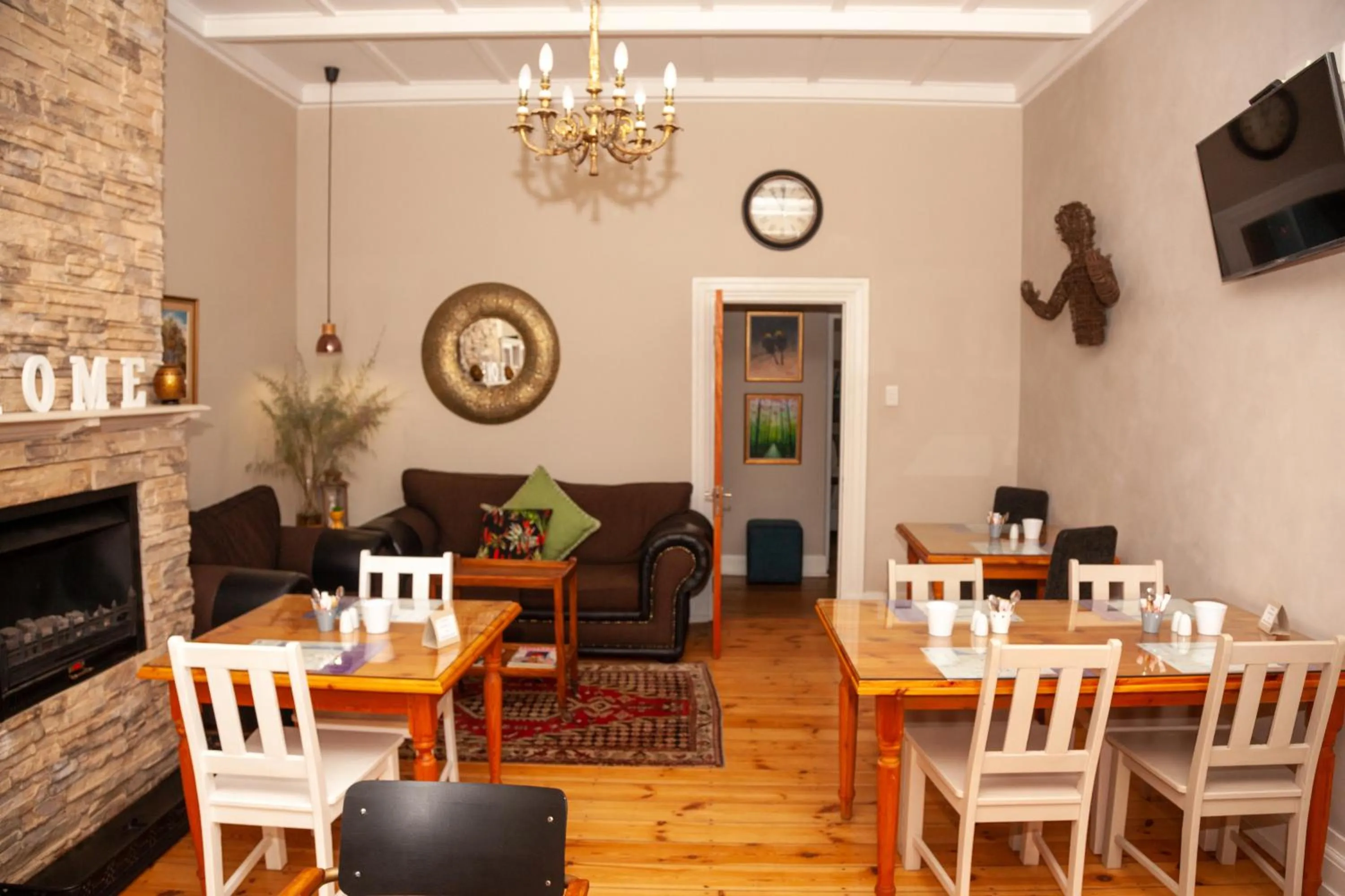 Dining area in De Akker Guest House Oudtshoorn