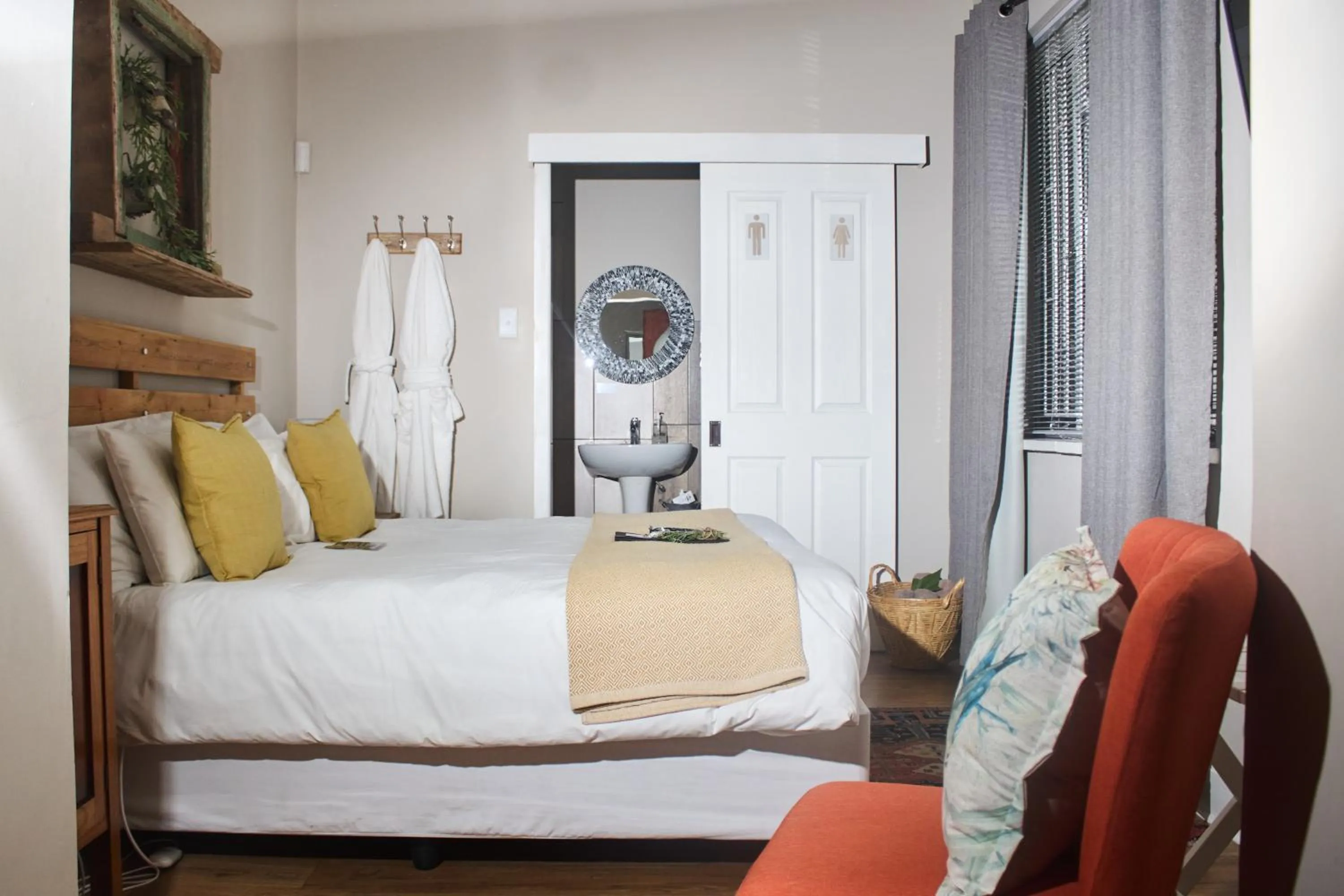 Photo of the whole room, Bed in De Akker Guest House Oudtshoorn