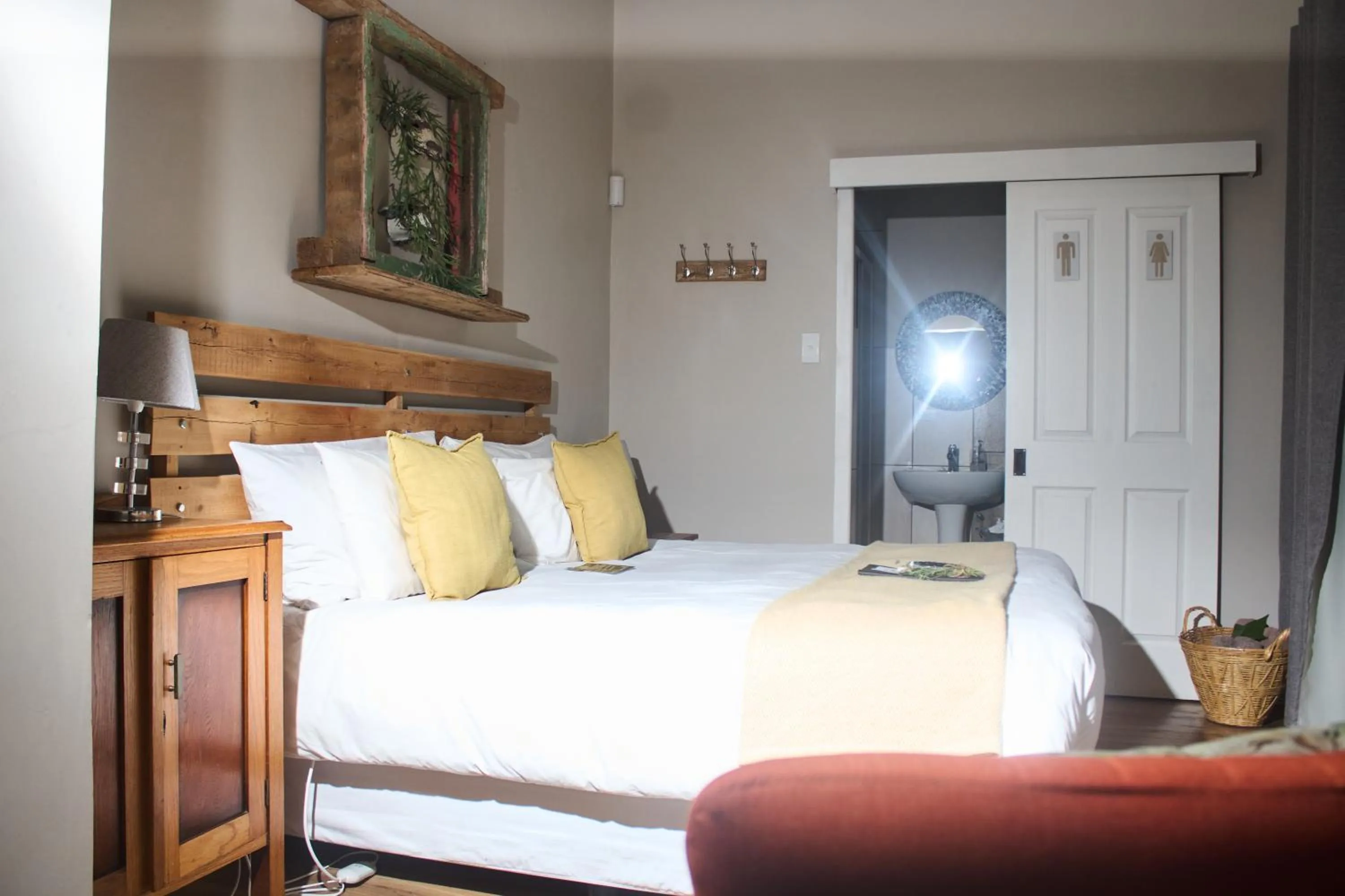 Photo of the whole room, Bed in De Akker Guest House Oudtshoorn