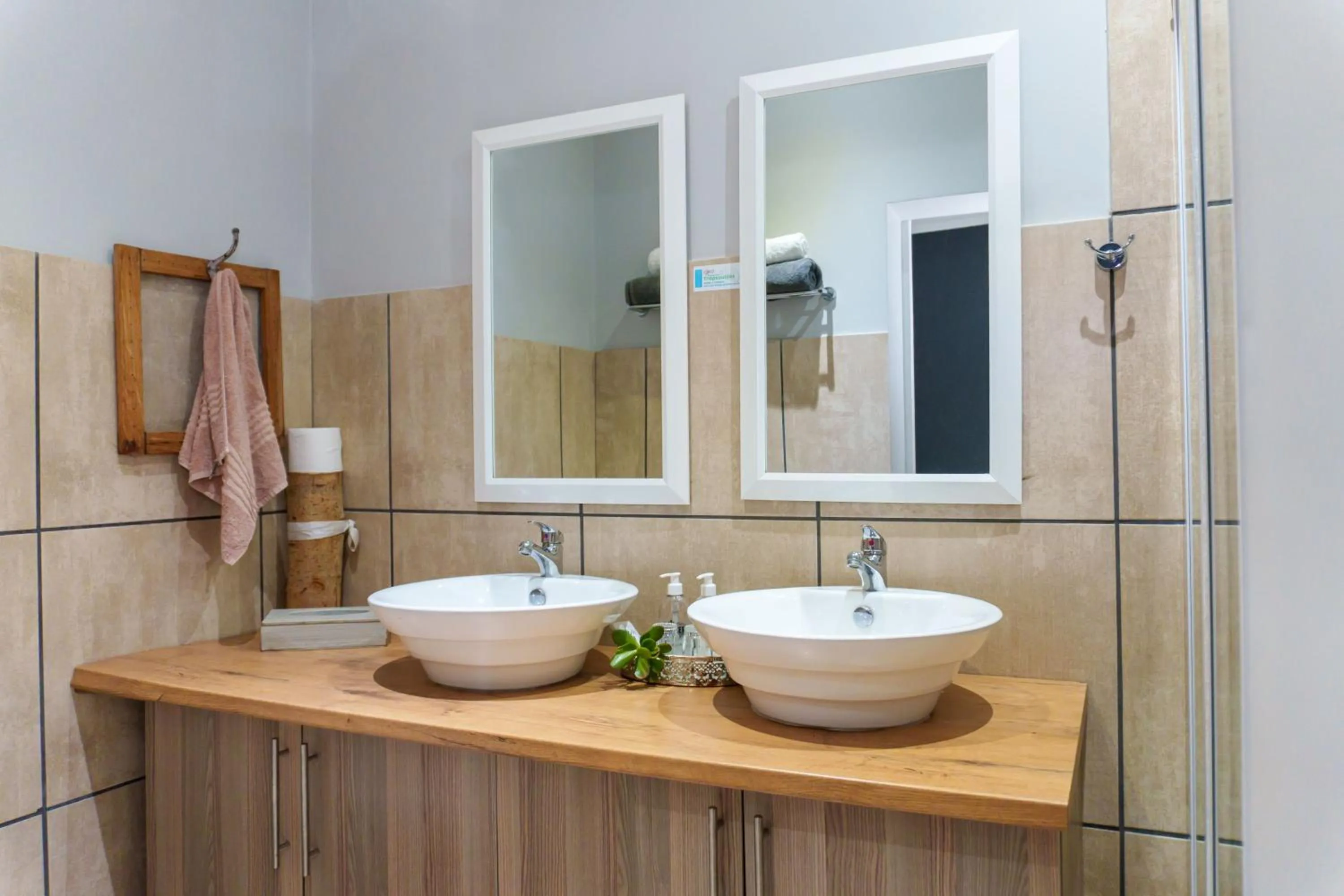 Bathroom in De Akker Guest House Oudtshoorn