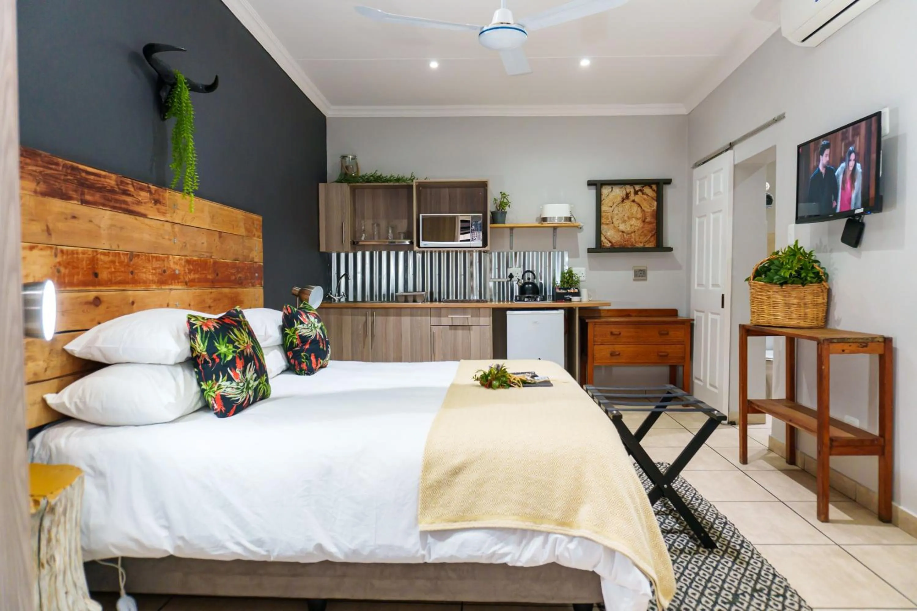 TV and multimedia, Bed in De Akker Guest House Oudtshoorn