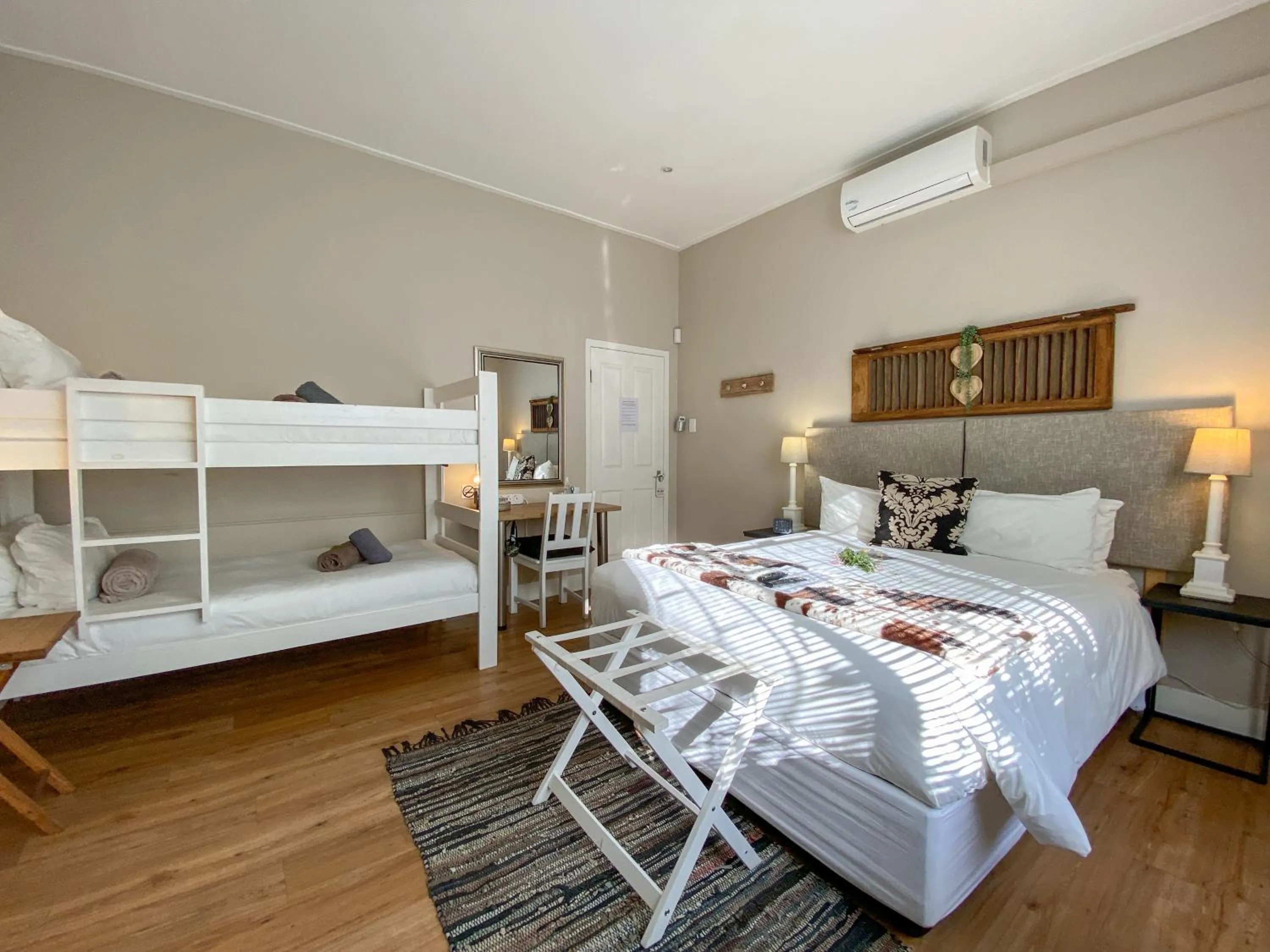 Photo of the whole room, Bed in De Akker Guest House Oudtshoorn