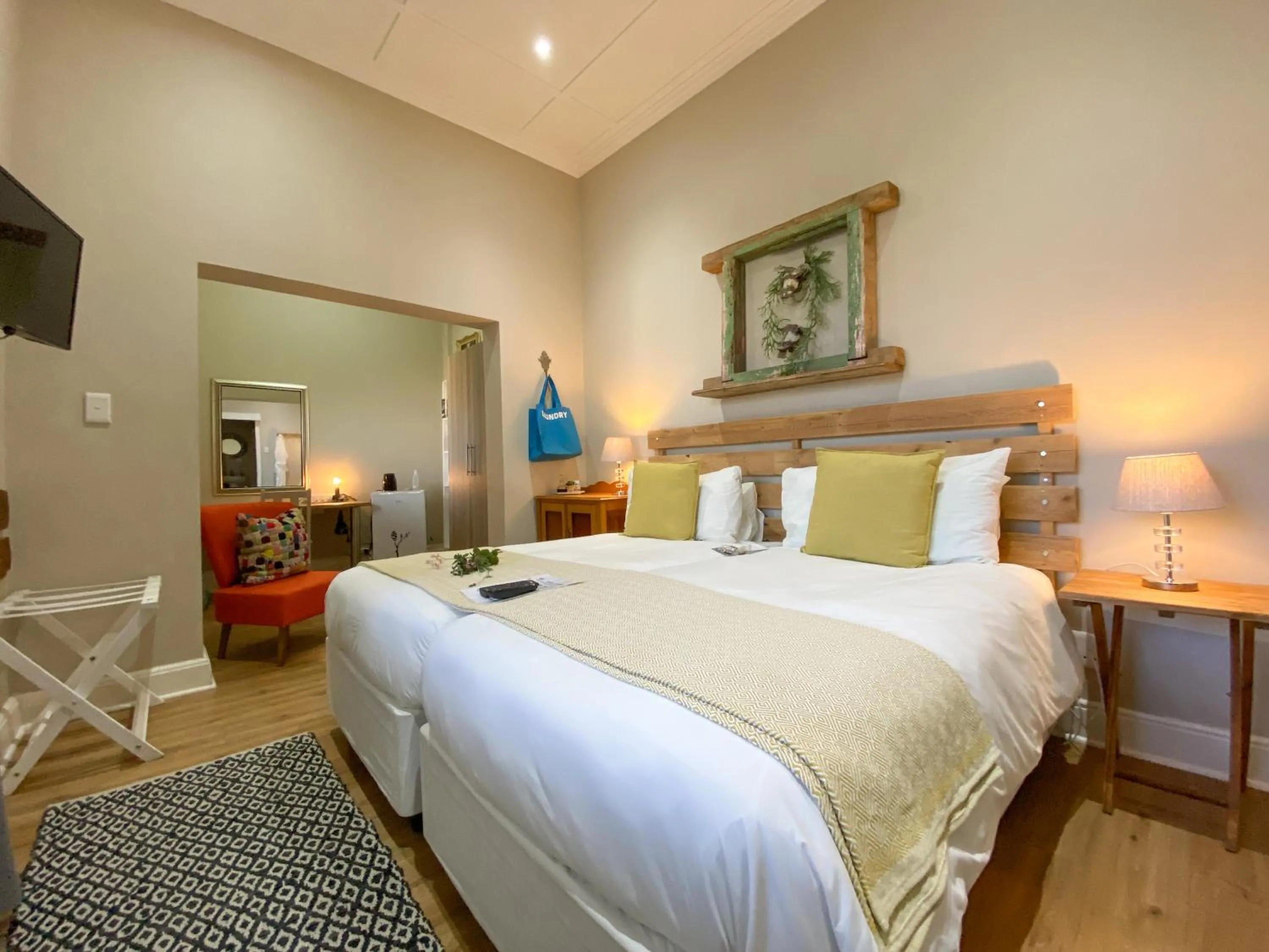 Photo of the whole room, Bed in De Akker Guest House Oudtshoorn