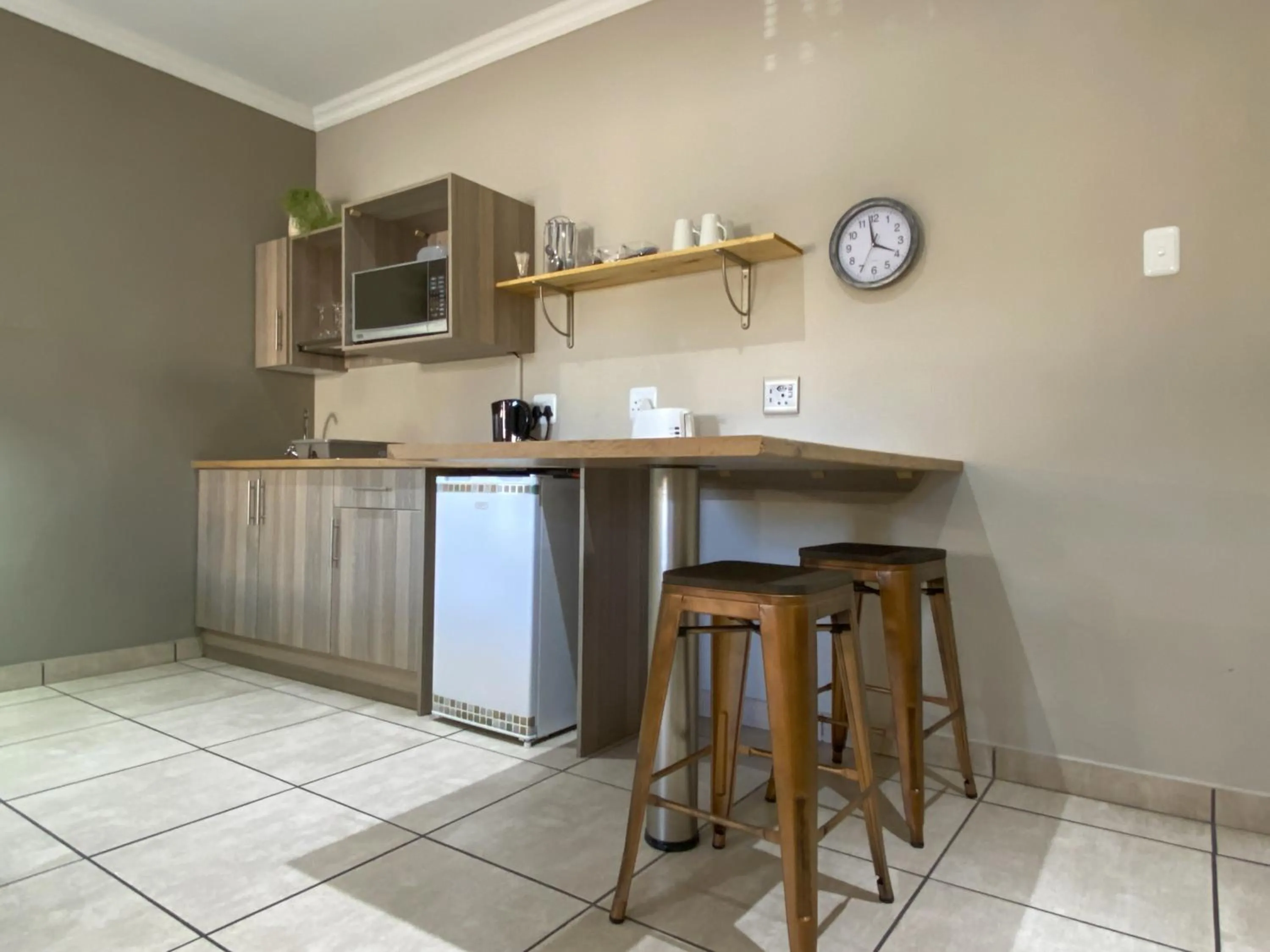 Kitchen or kitchenette in De Akker Guest House Oudtshoorn
