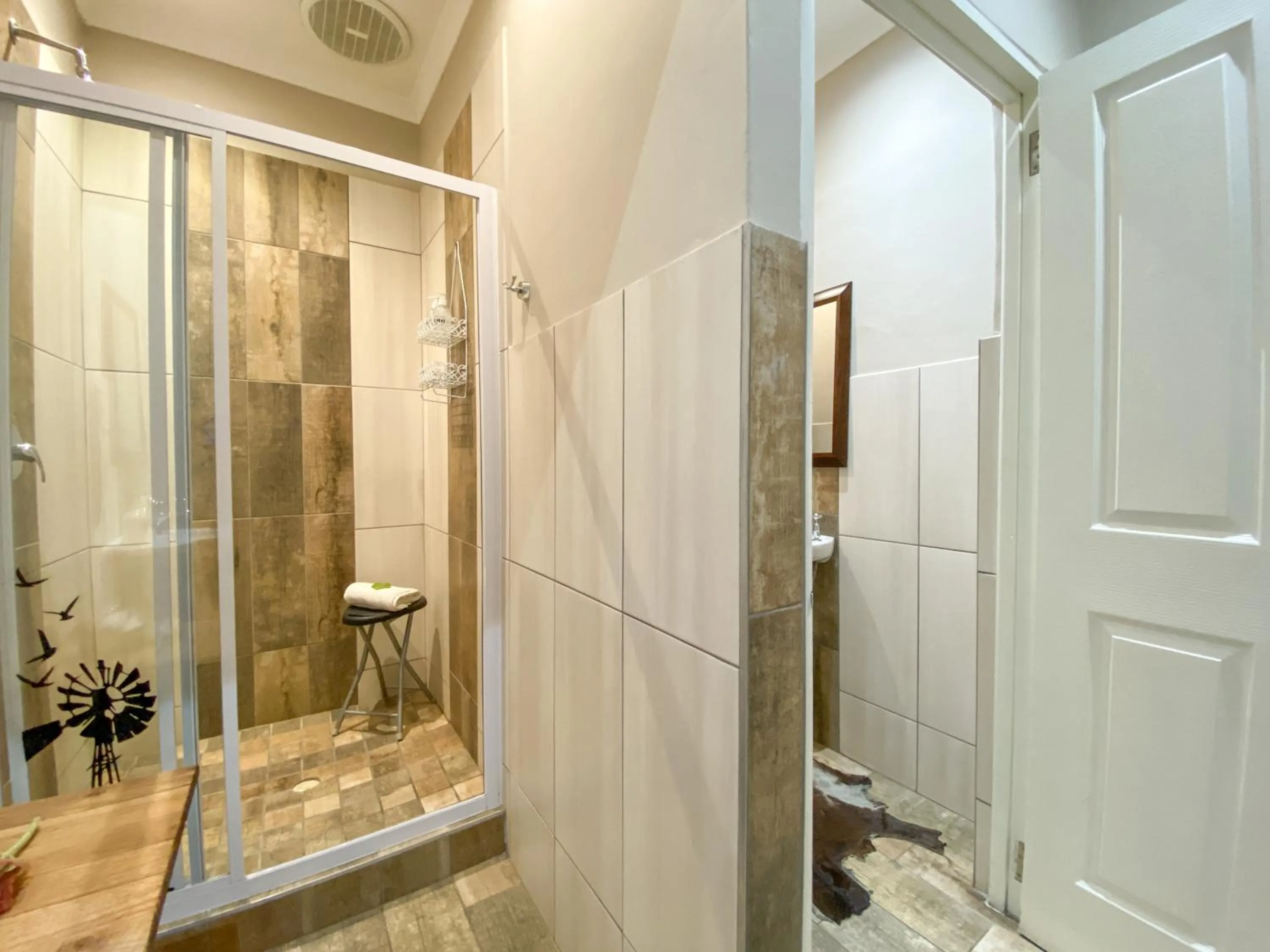 Bathroom in De Akker Guest House Oudtshoorn