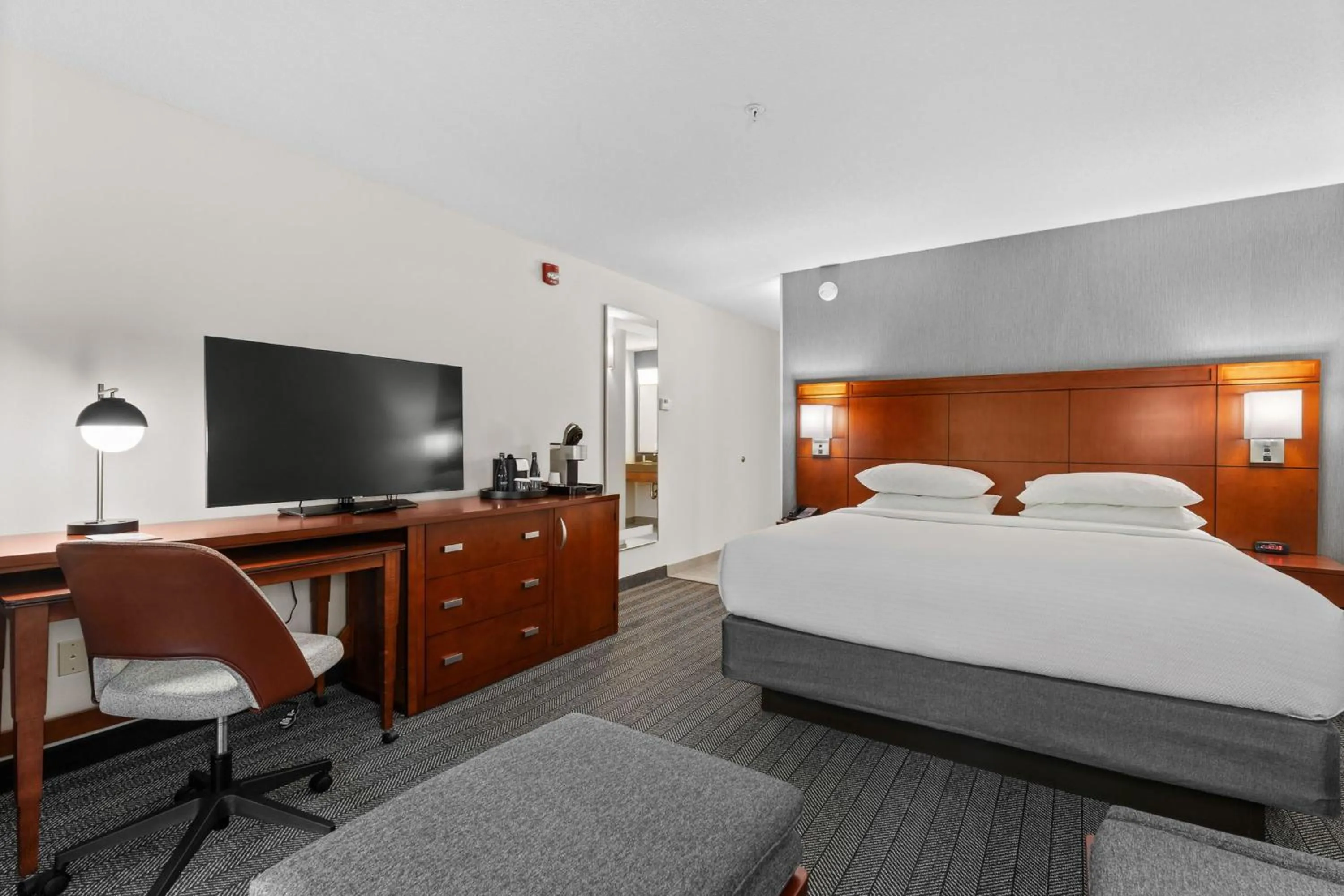 Bedroom, Bed in Courtyard Burlington Williston