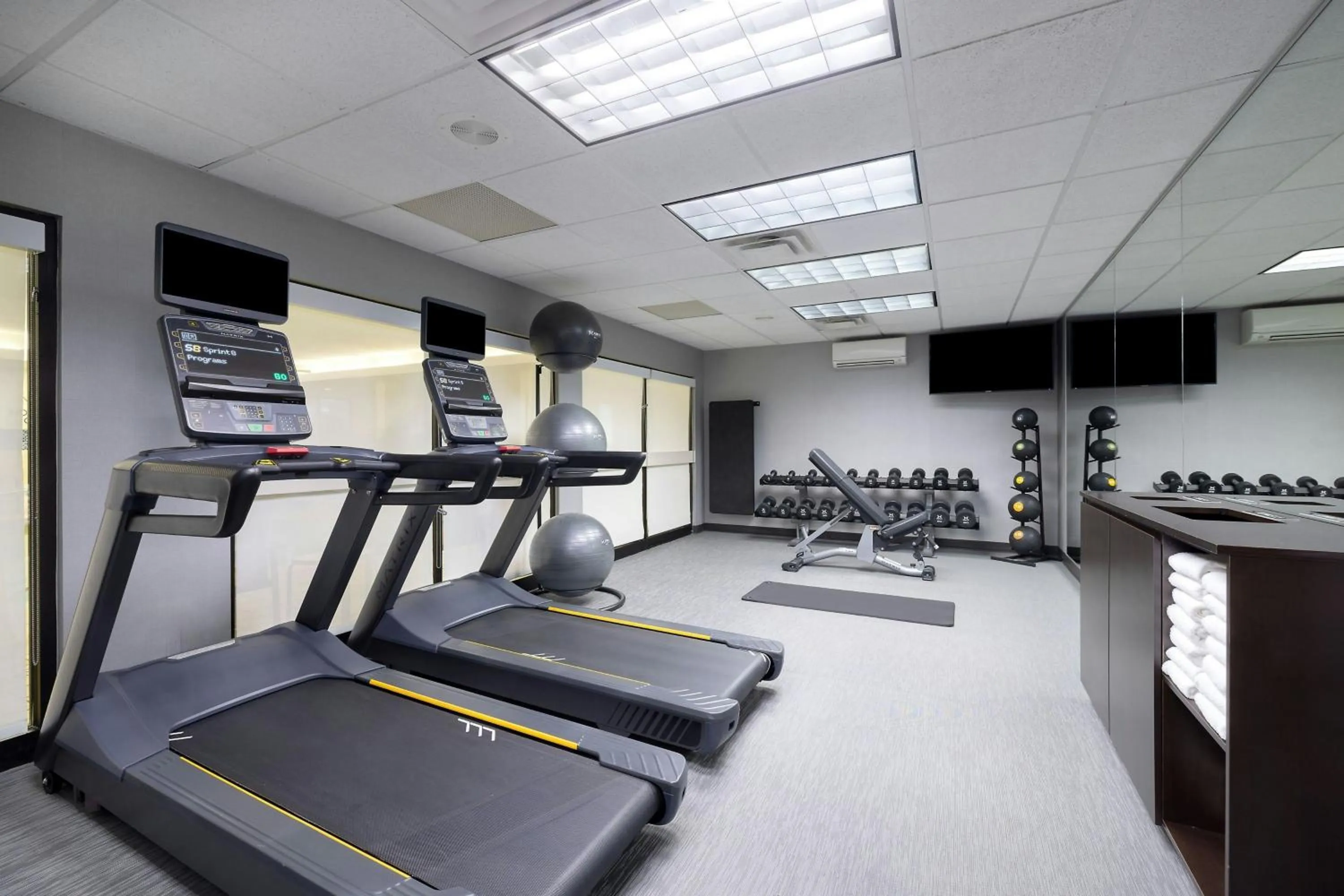 Fitness centre/facilities in Courtyard Burlington Williston