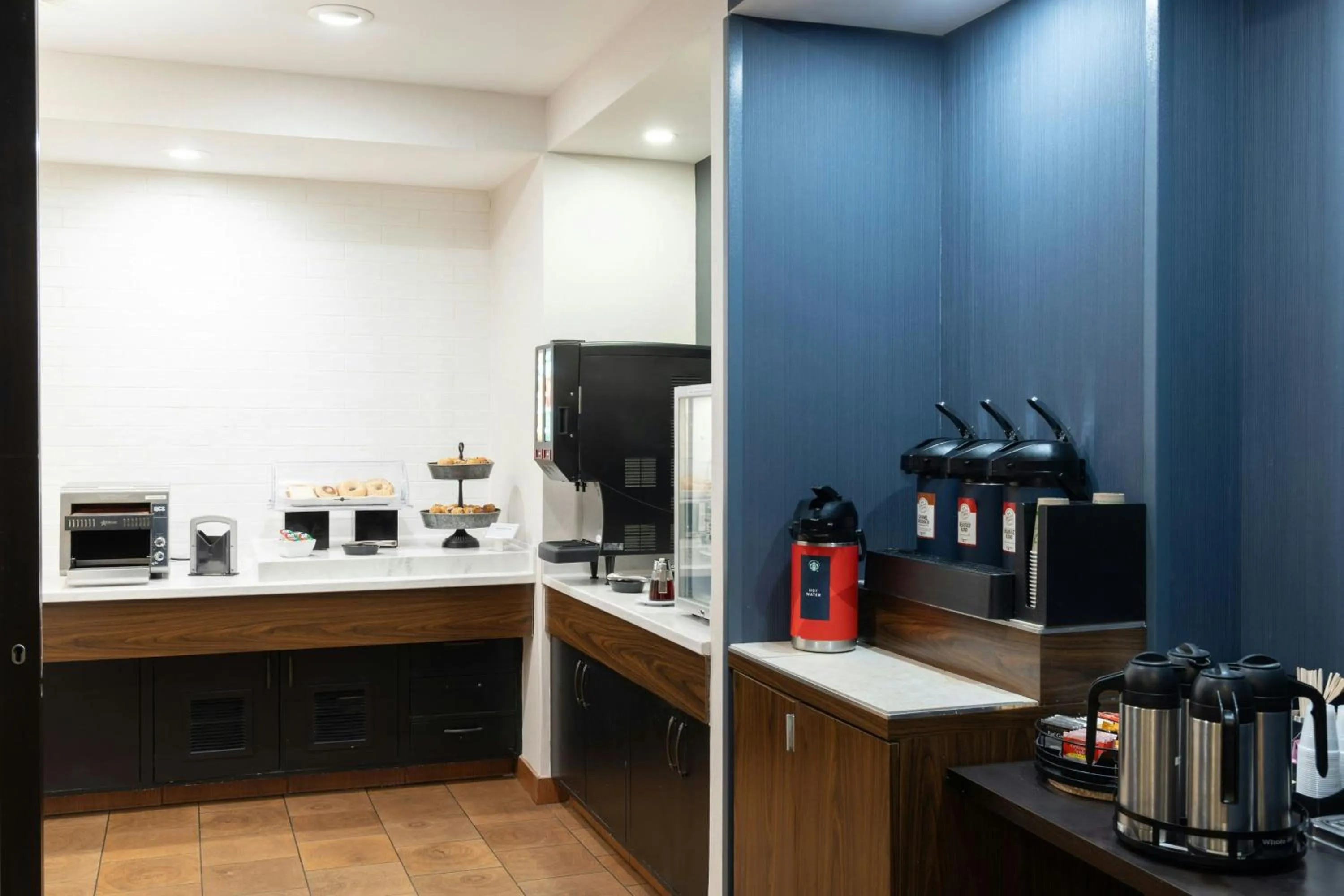 Restaurant/places to eat in Courtyard Burlington Williston