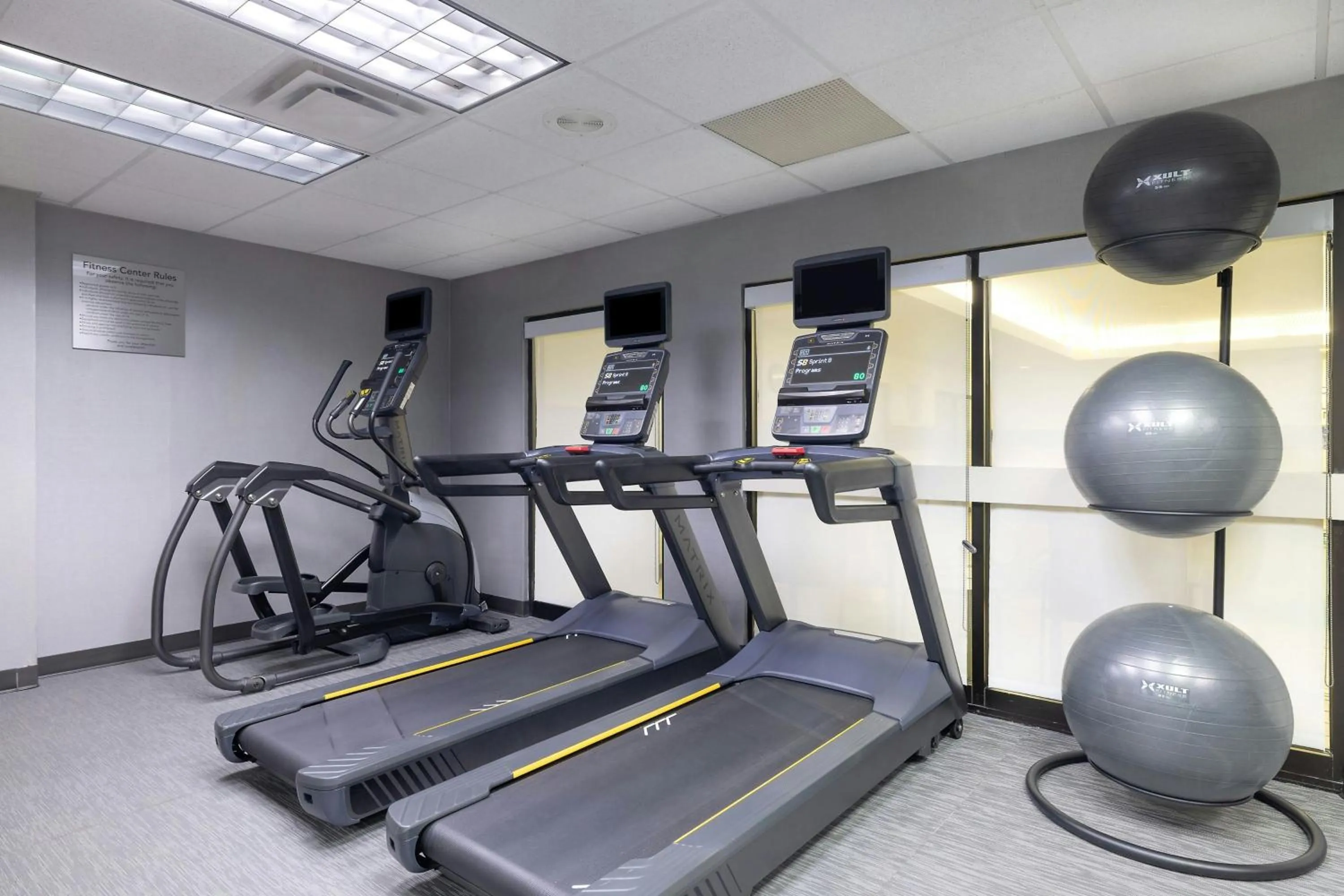 Fitness centre/facilities in Courtyard Burlington Williston