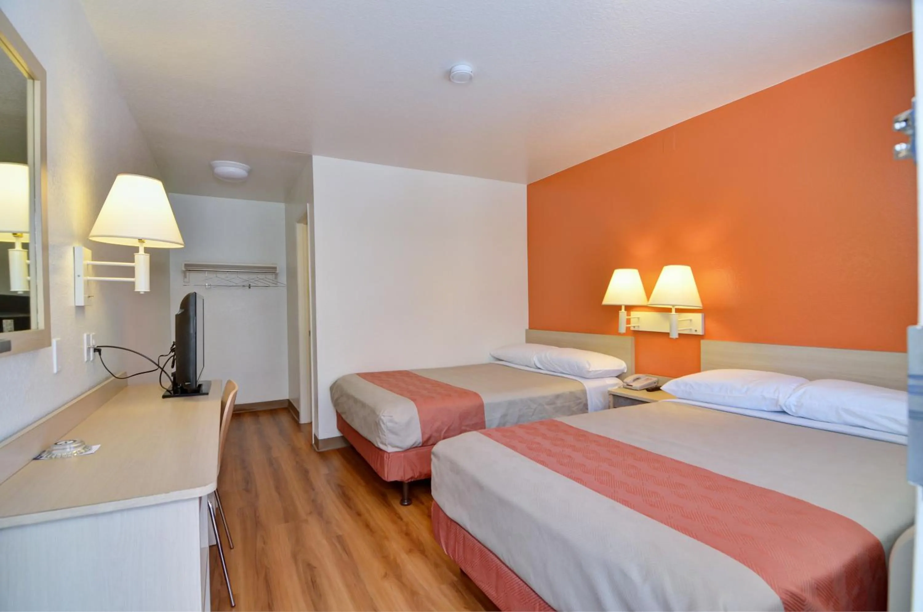 Bathroom, Bed in Motel 6-Palm Springs, CA - East - Palm Canyon