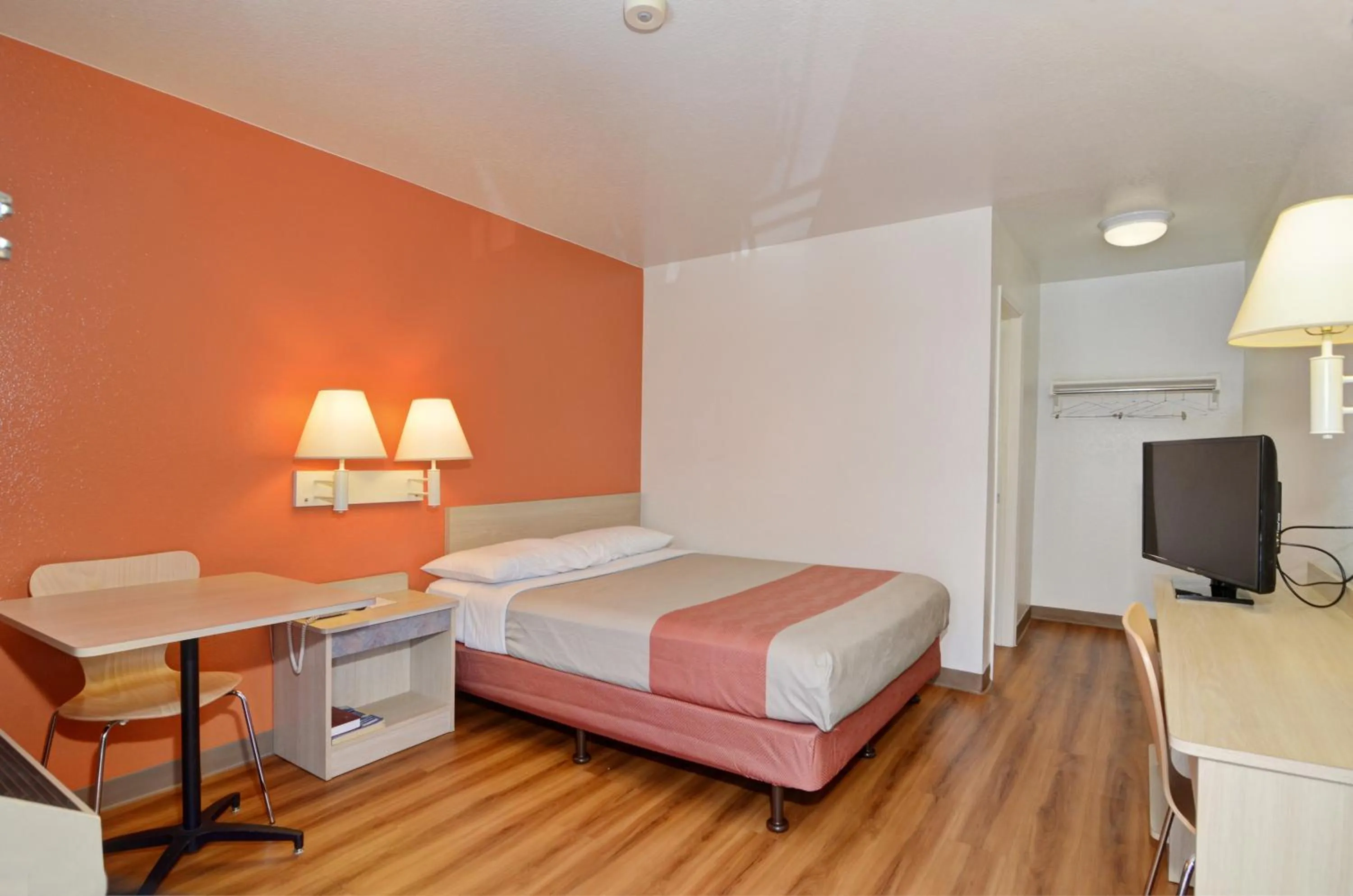 Bed in Motel 6-Palm Springs, CA - East - Palm Canyon