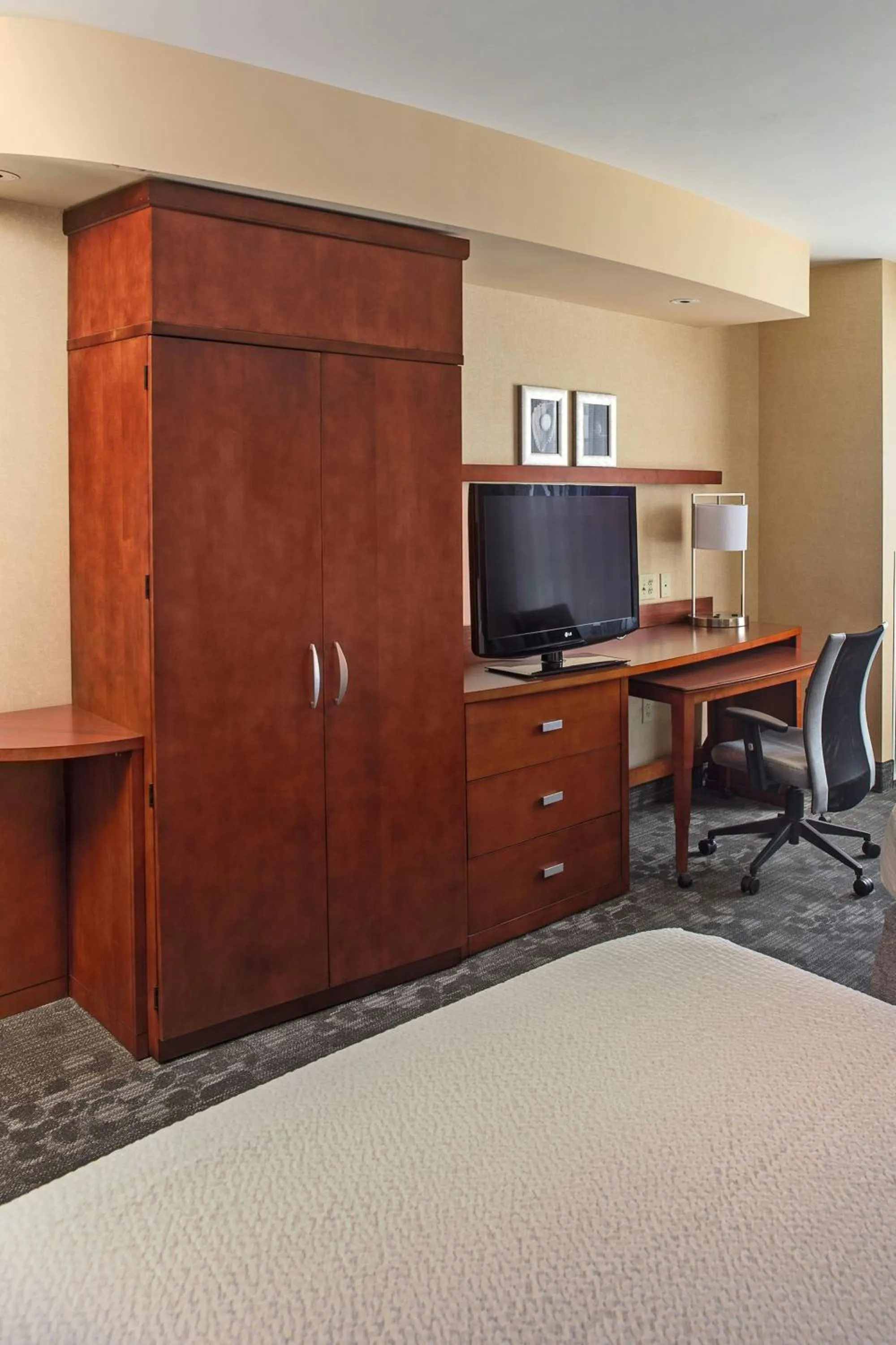 Photo of the whole room, Bed in Courtyard Aberdeen at Ripken Stadium