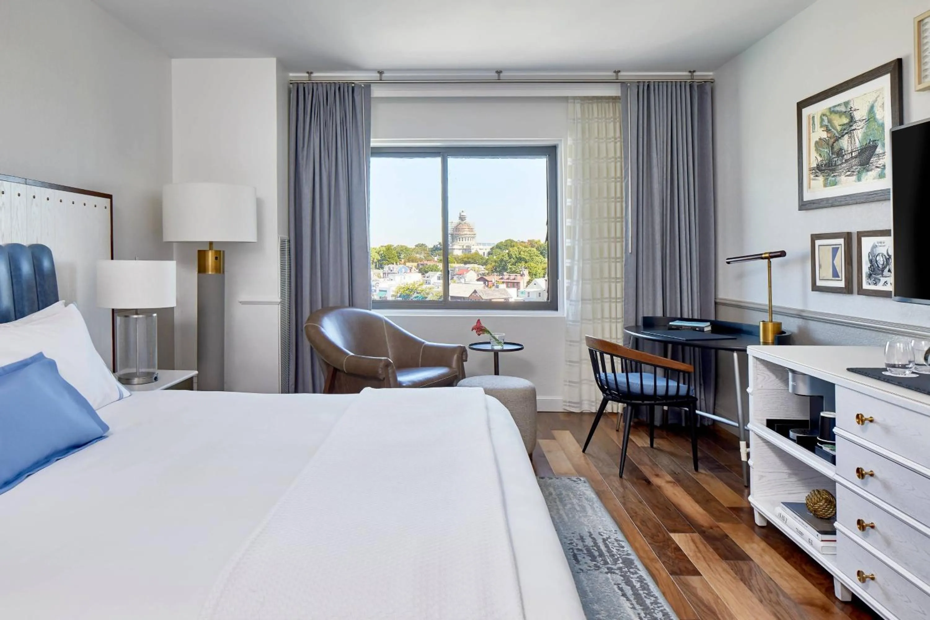 Photo of the whole room, Bed in Annapolis Waterfront Hotel, Autograph Collection