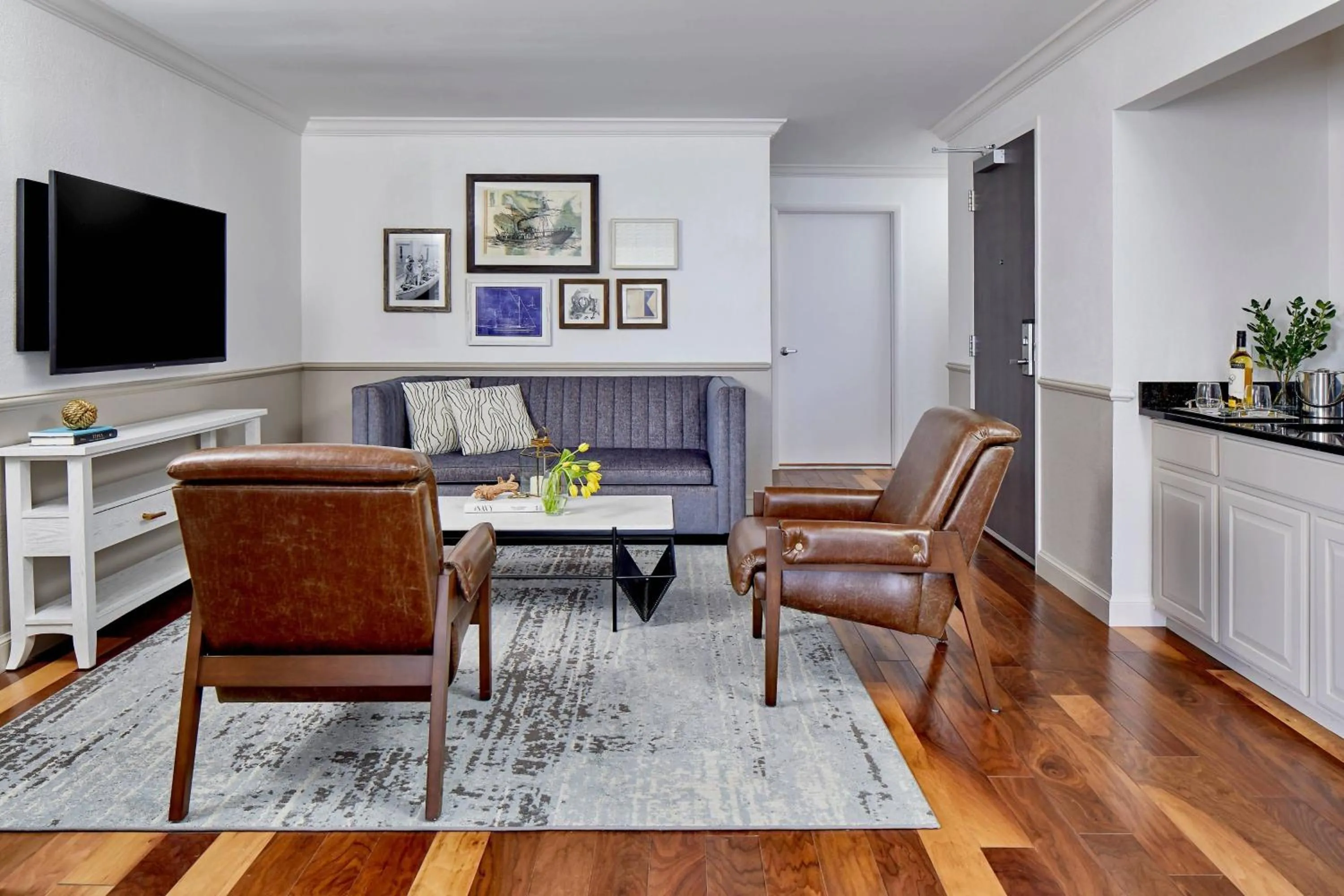 Living room in Annapolis Waterfront Hotel, Autograph Collection
