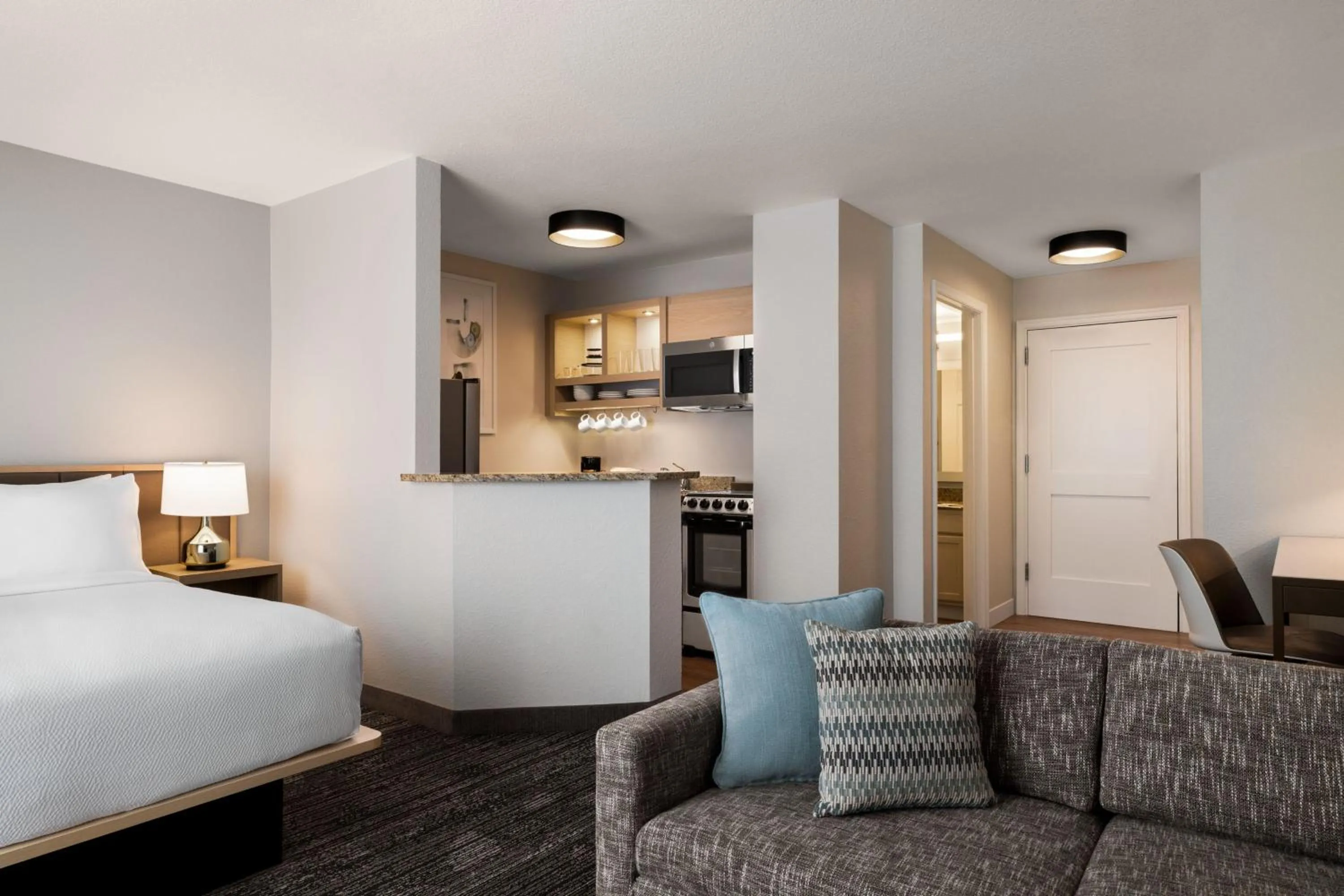Kitchen or kitchenette, Bed in TownePlace Suites by Marriott Fort Meade National Business Park