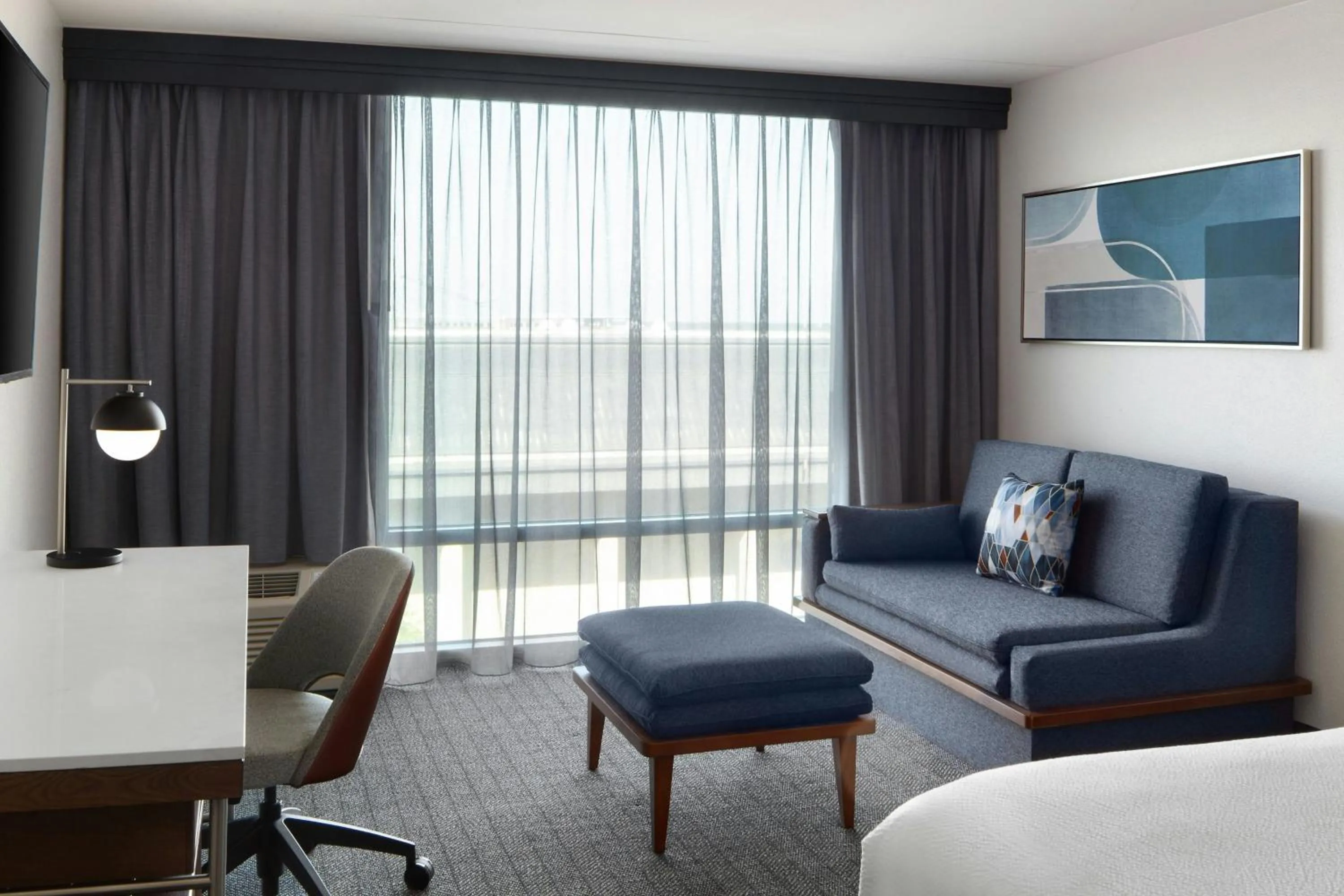 Photo of the whole room in Courtyard Columbia Downtown at USC