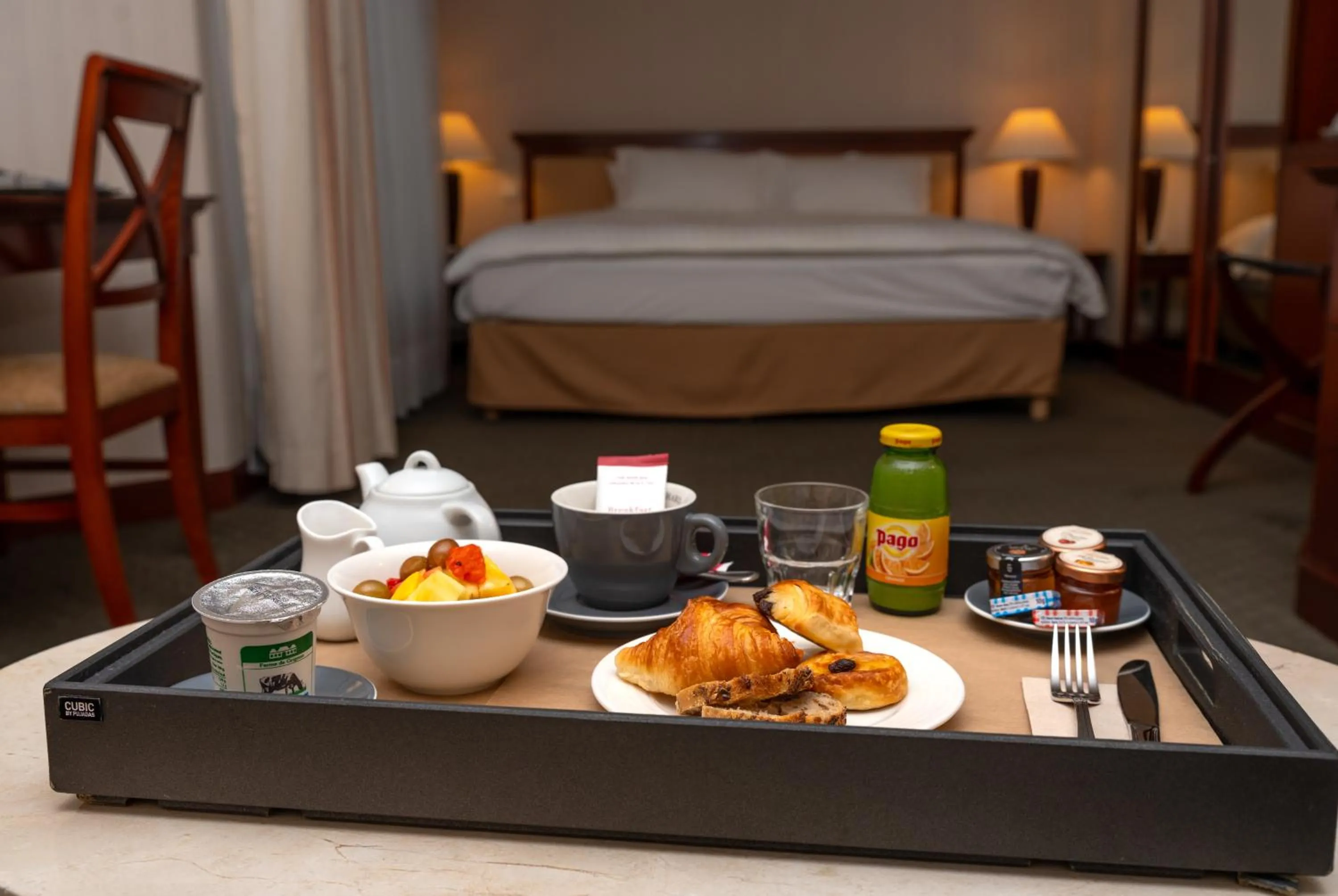 Food and drinks, Bed in Occidental Paris Levallois