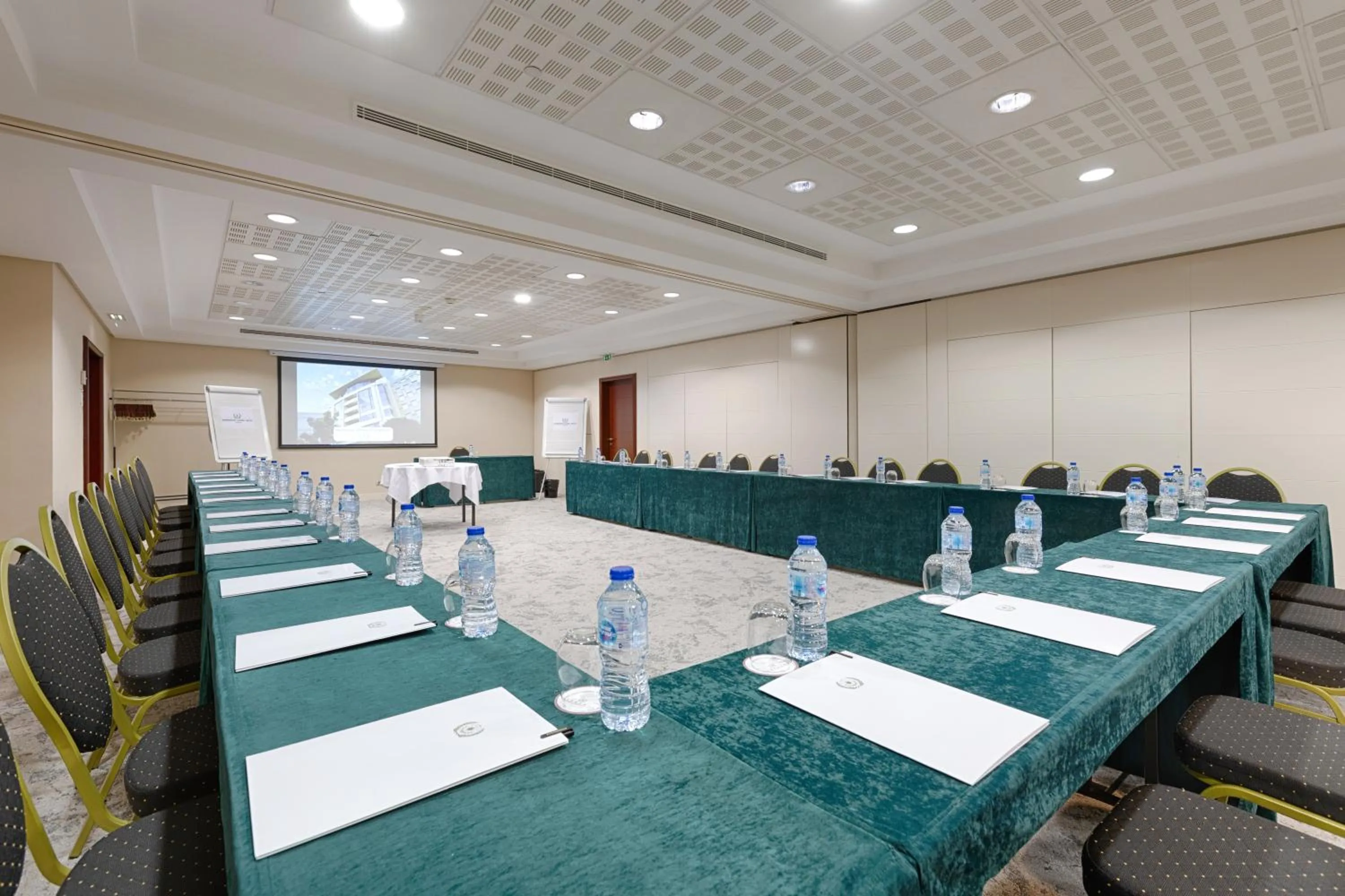 Meeting/conference room in Evergreen Laurel Hotel