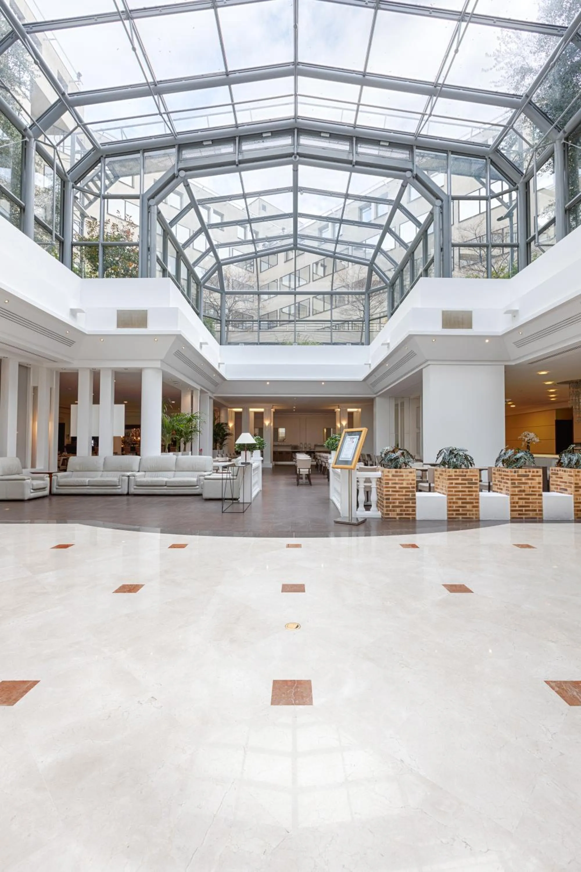 Lobby or reception in Occidental Paris Levallois