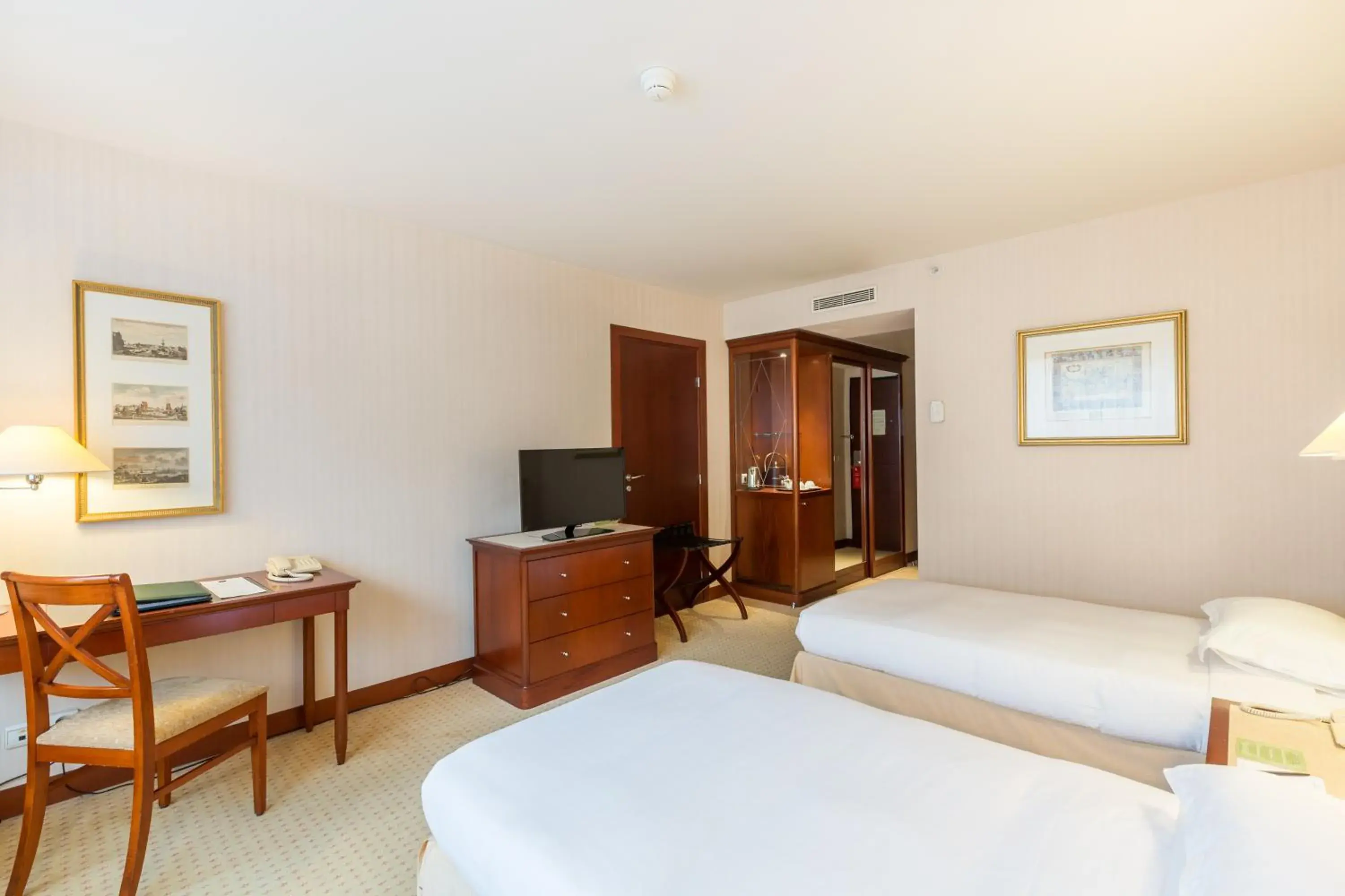 Double or Twin Room - single occupancy in Evergreen Laurel Hotel Double or Twin Room - single occupancy in Evergreen Laurel Hotel