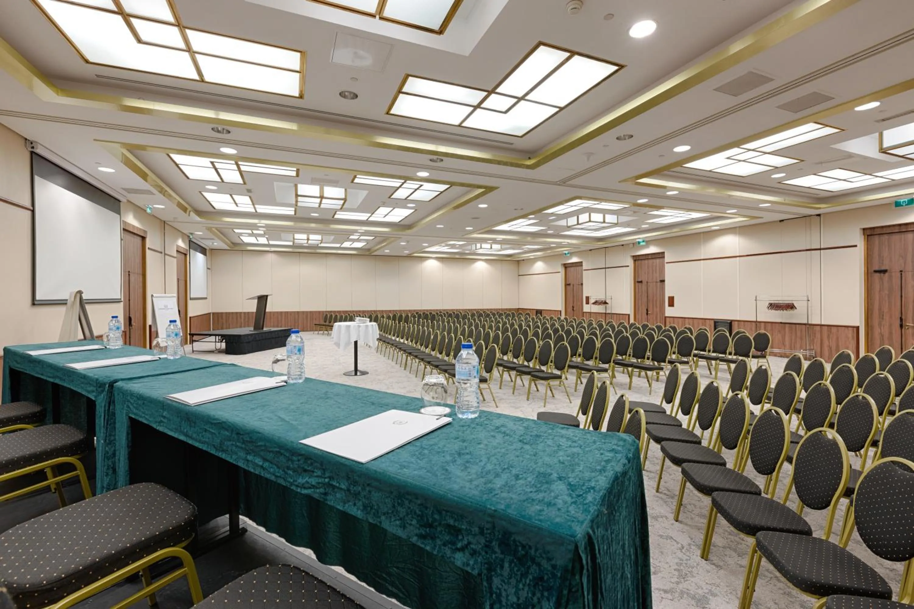 Meeting/conference room in Evergreen Laurel Hotel