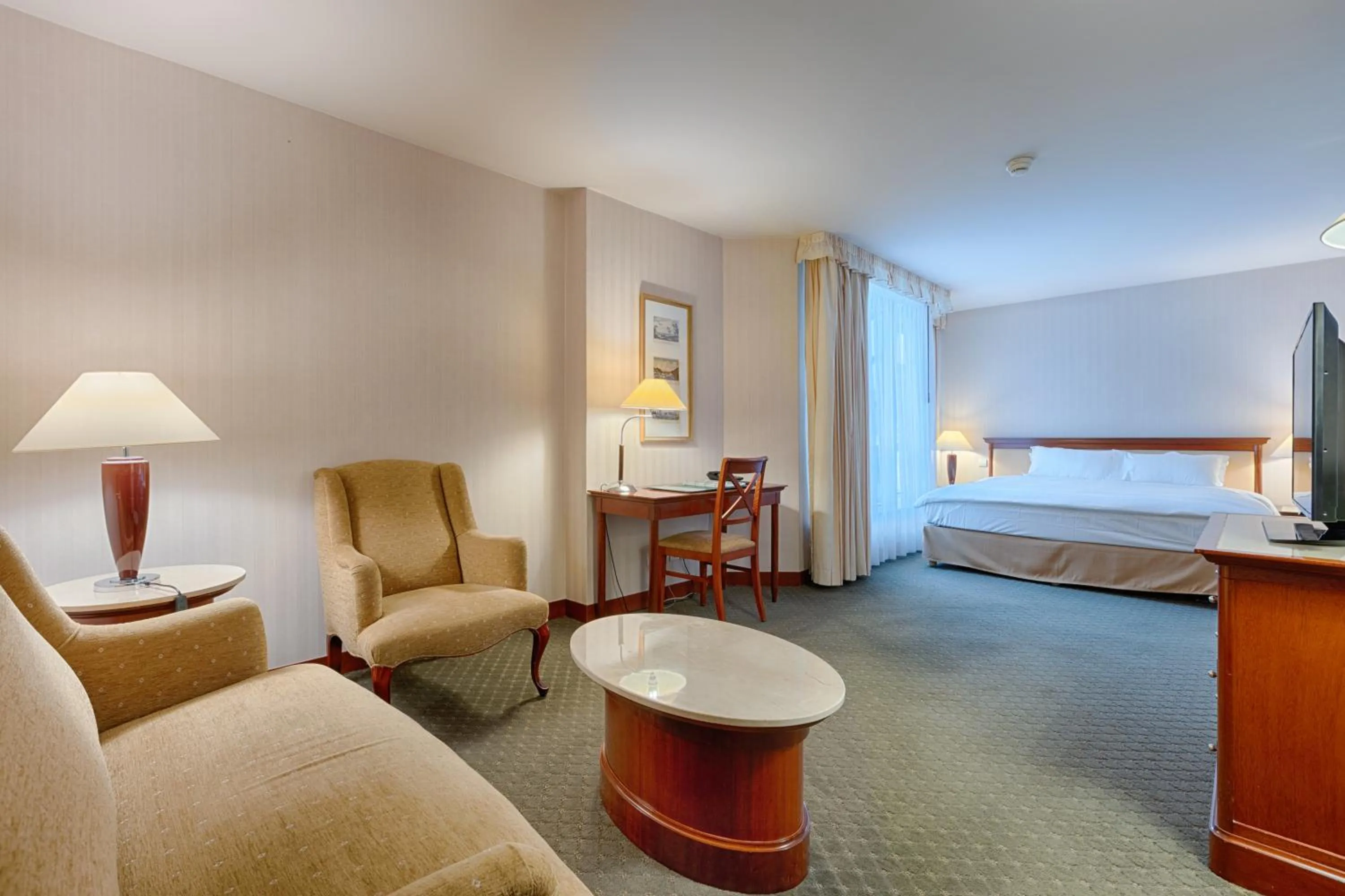 Bed in Evergreen Laurel Hotel