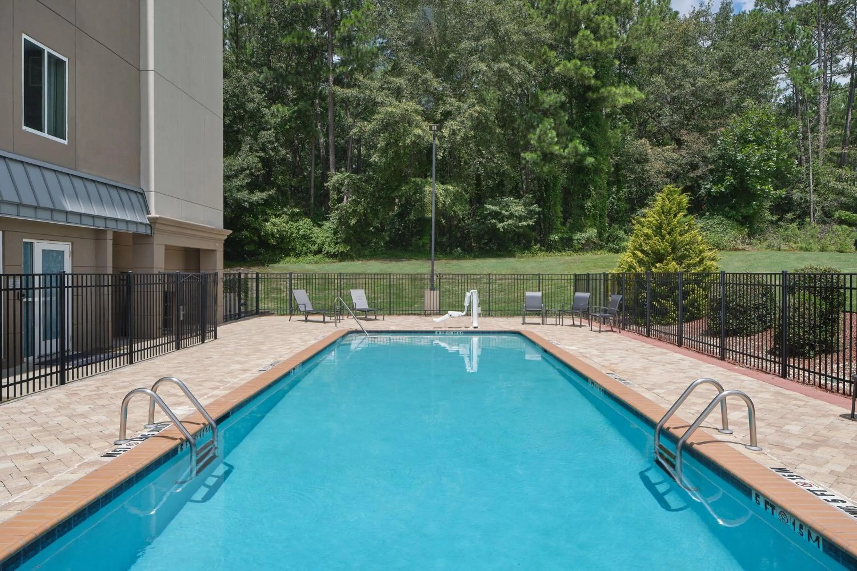 Swimming pool in Fairfield Inn & Suites Columbia Northeast