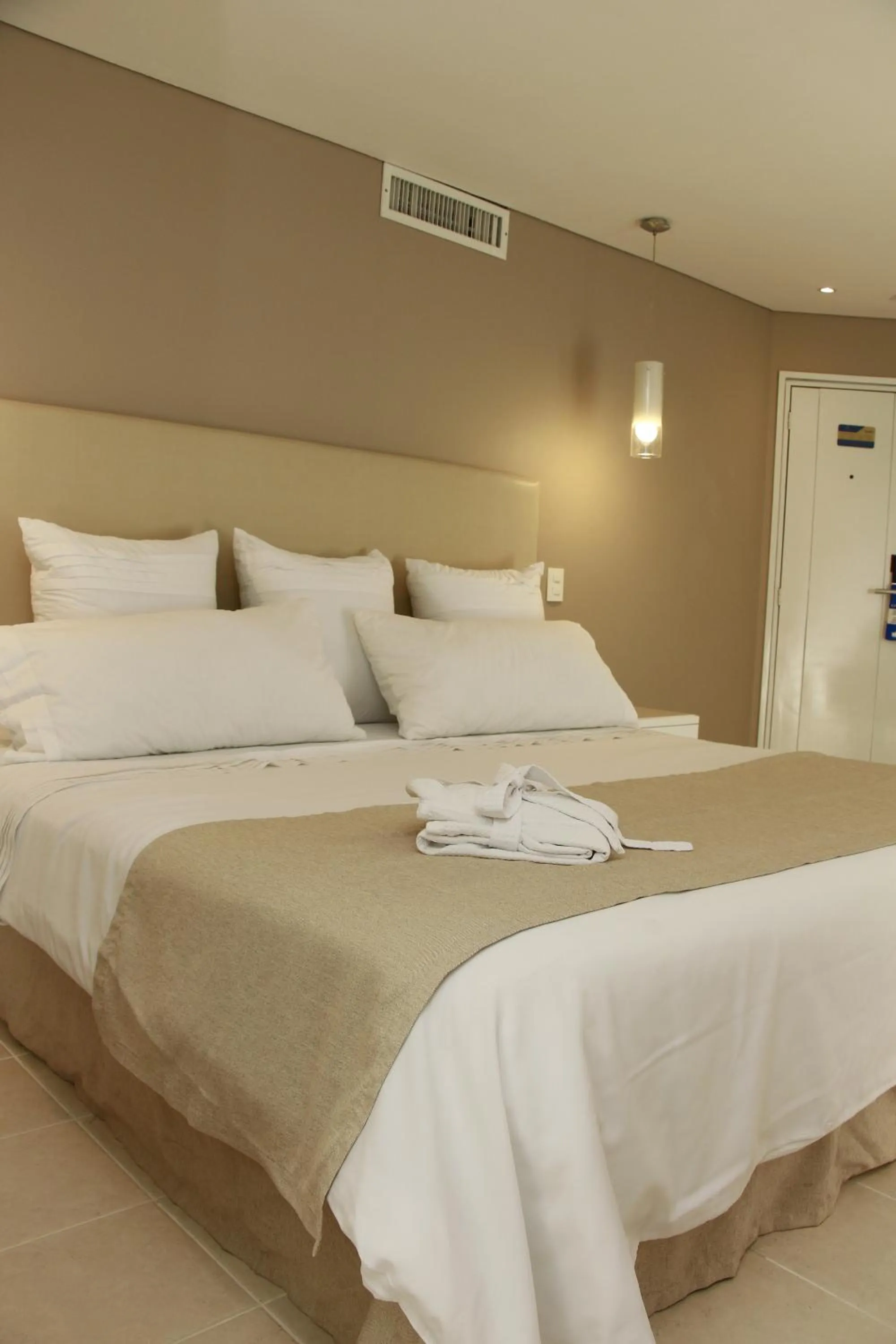 Bedroom, Bed in Country International Hotel