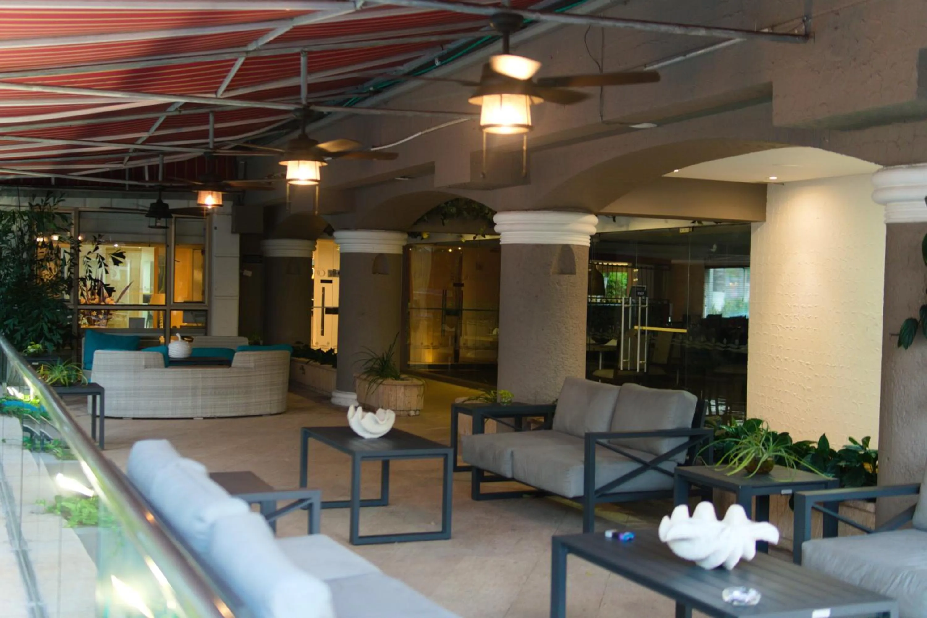 Restaurant/places to eat in Country International Hotel