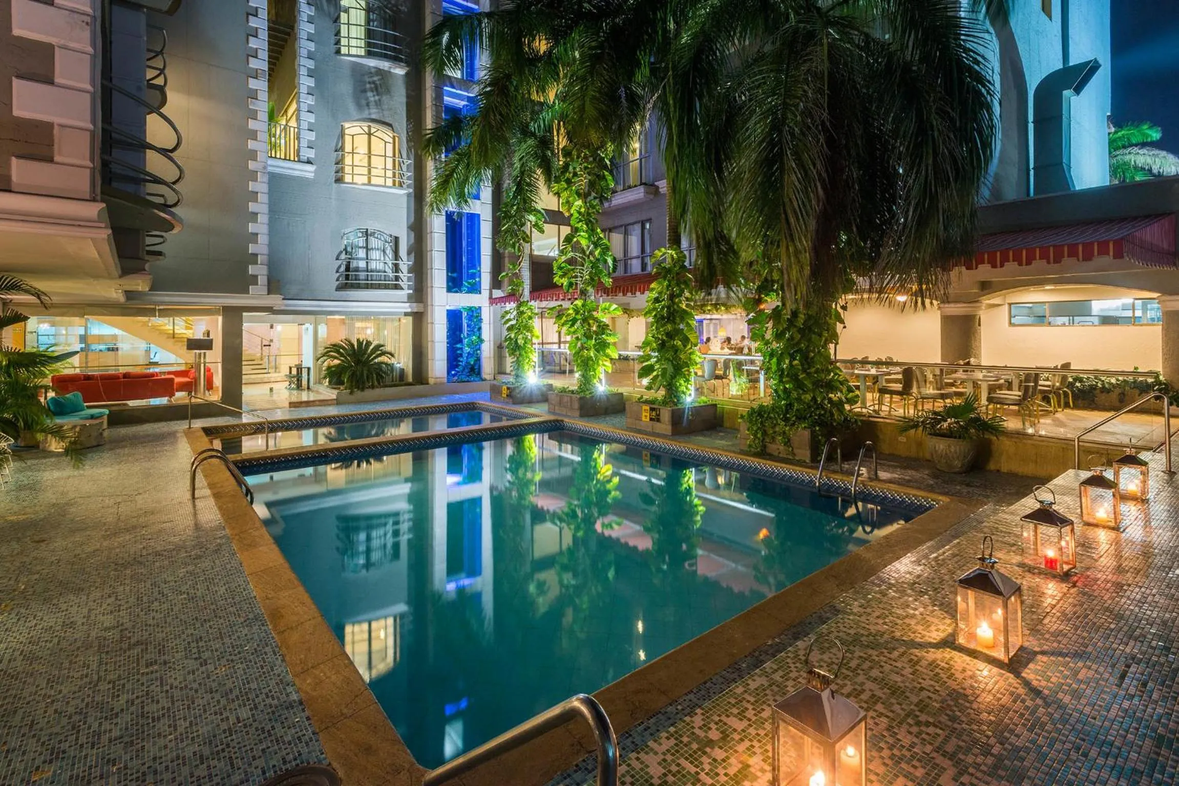 Swimming pool in Country International Hotel