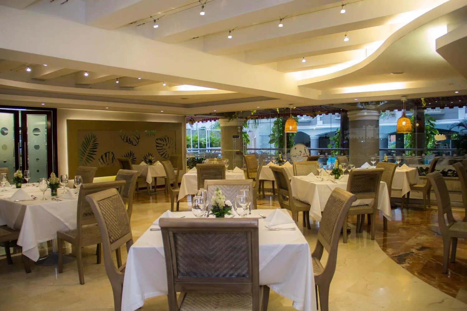 Restaurant/places to eat in Country International Hotel