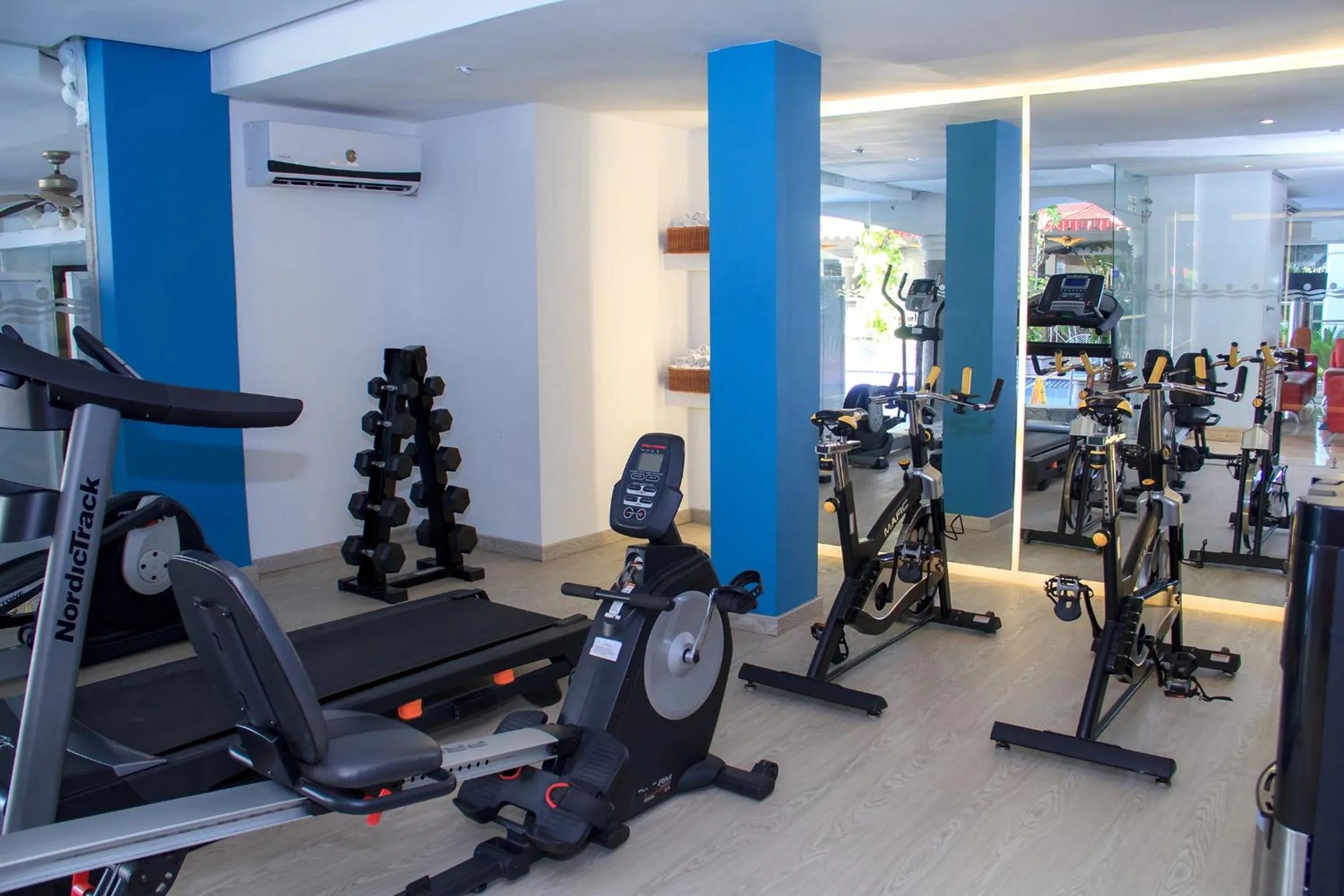Fitness centre/facilities in Country International Hotel