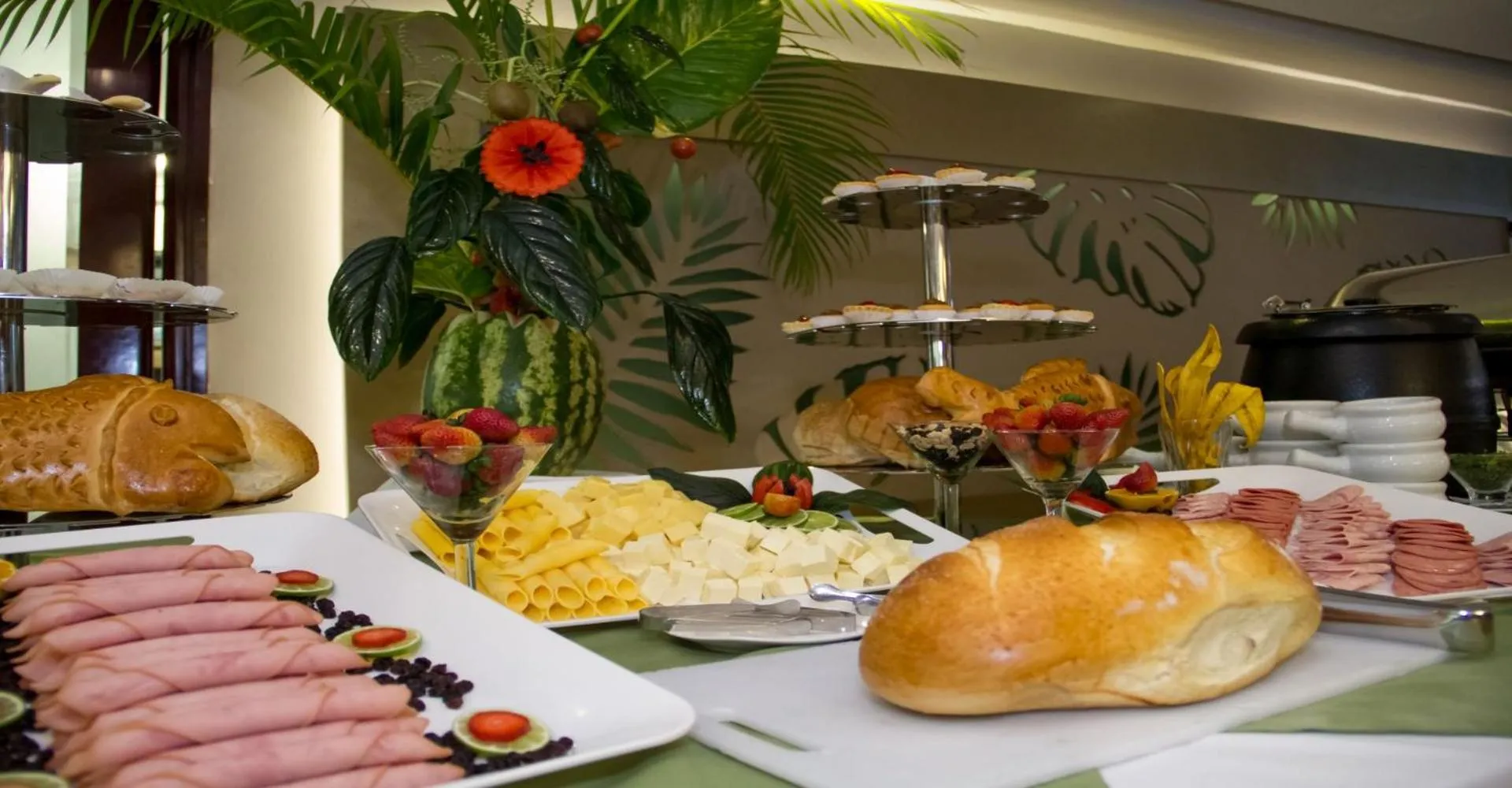 Restaurant/places to eat in Country International Hotel