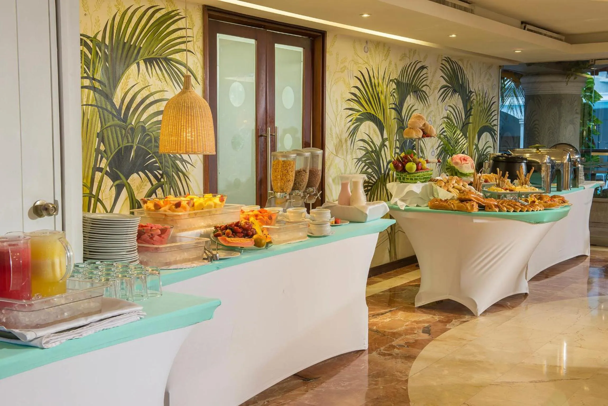 Restaurant/places to eat in Country International Hotel