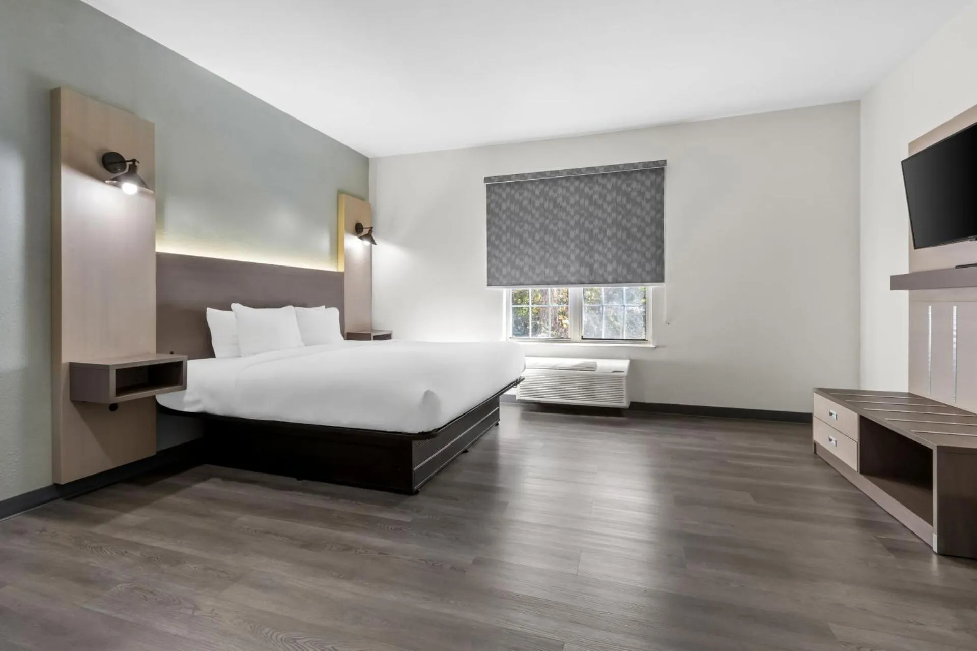 Bed in MainStay Suites Columbia Harbison