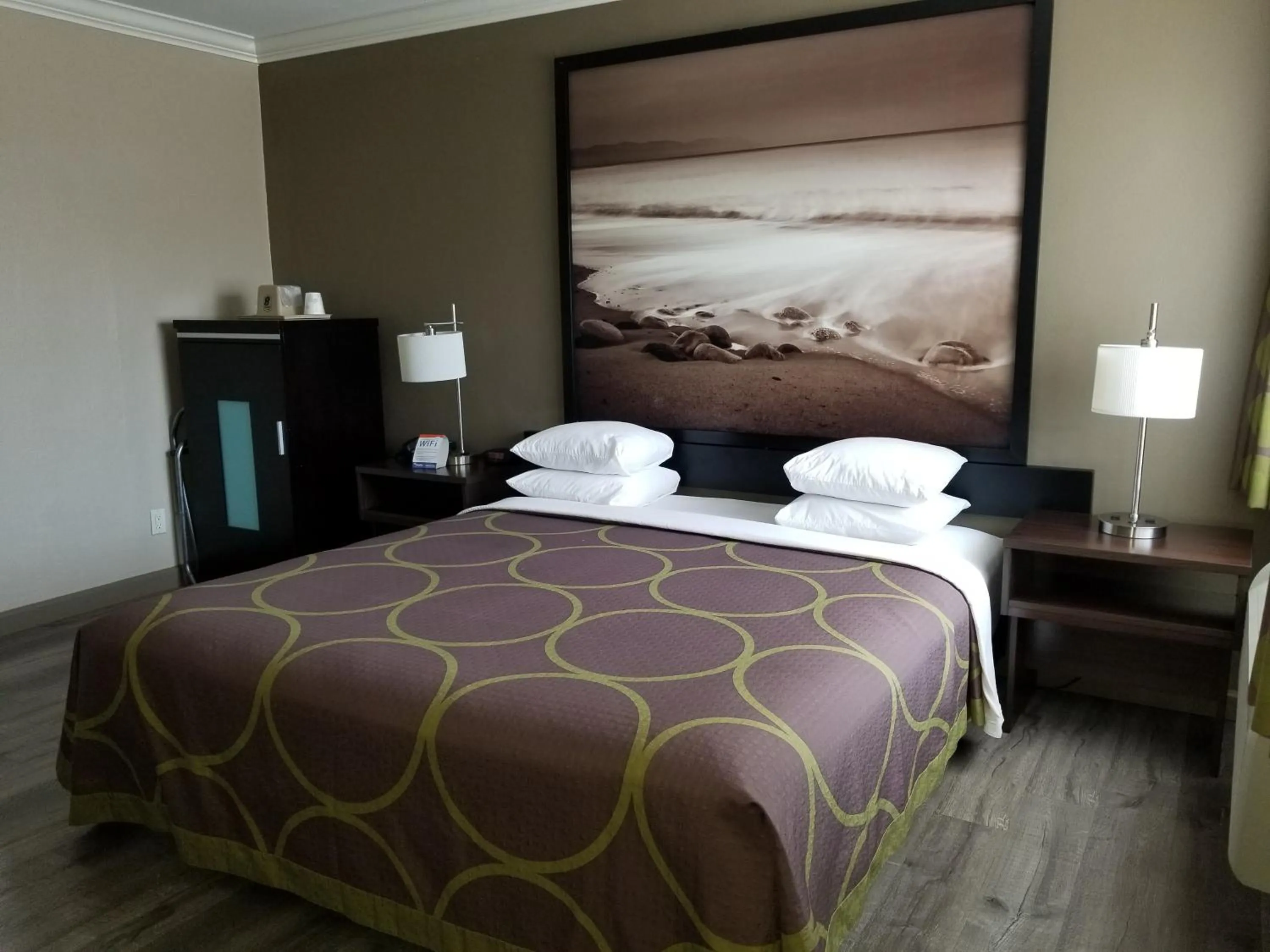 Bed in Super 8 by Wyndham Los Angeles-Culver City Area