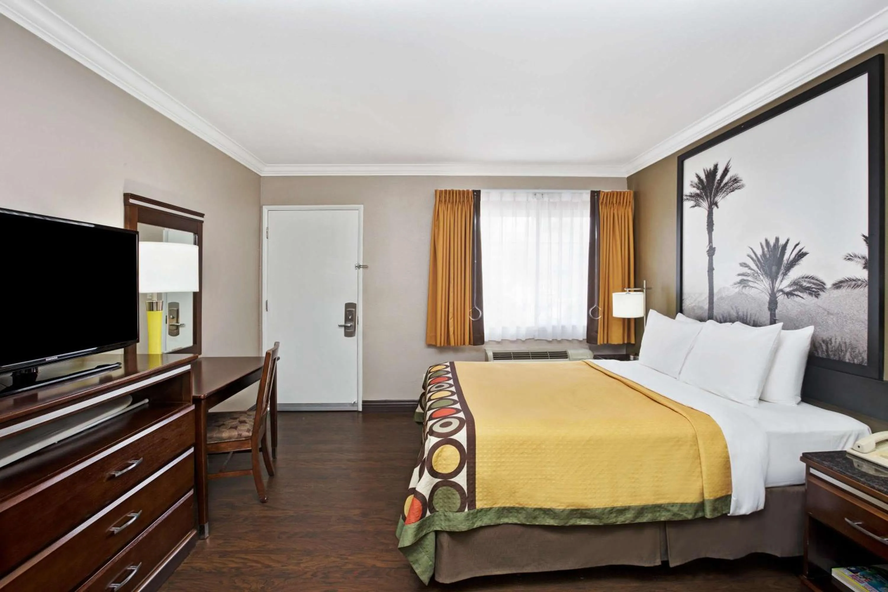 Photo of the whole room, Bed in Super 8 by Wyndham Los Angeles-Culver City Area