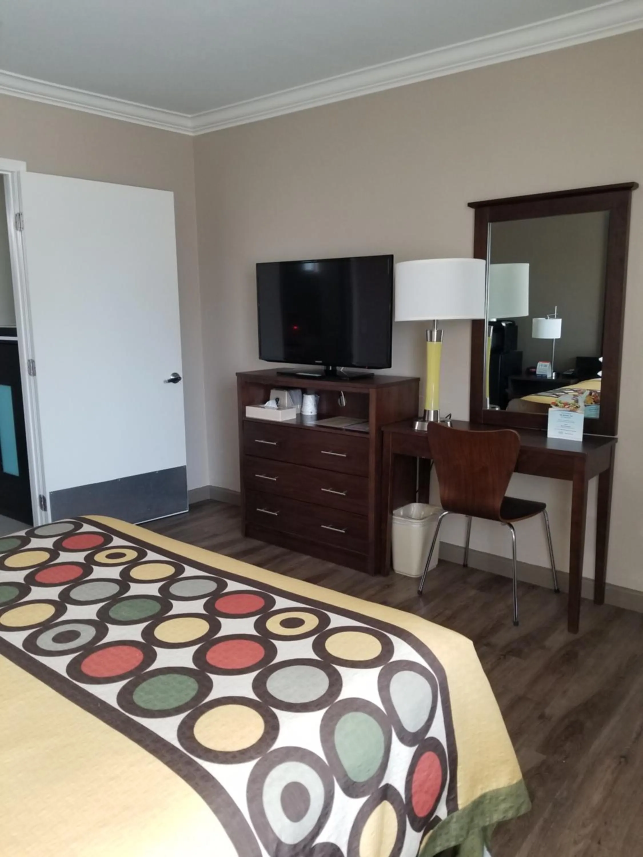 TV and multimedia, Bed in Super 8 by Wyndham Los Angeles-Culver City Area