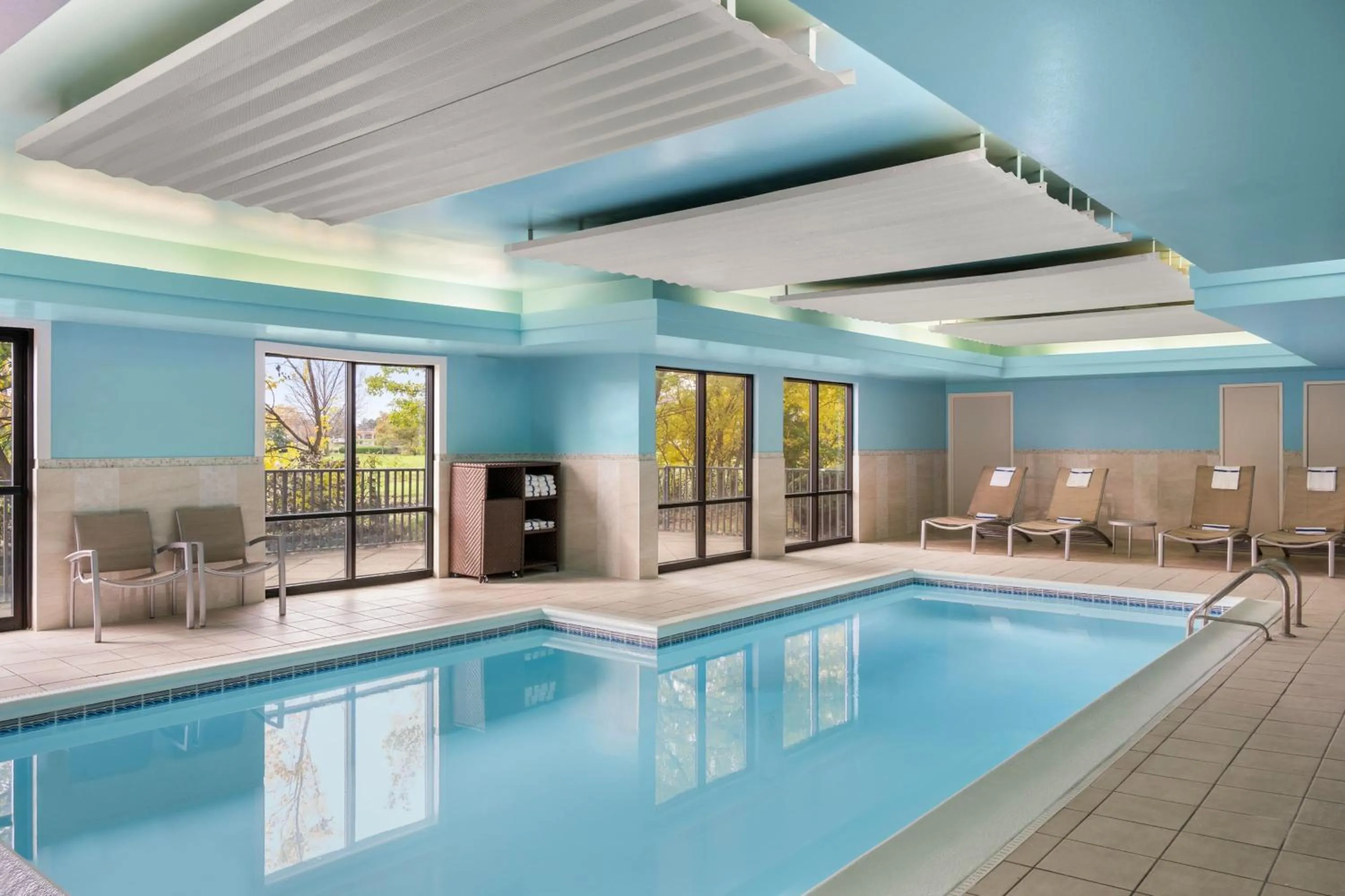 Swimming pool in SpringHill Suites by Marriott Chicago Bolingbrook
