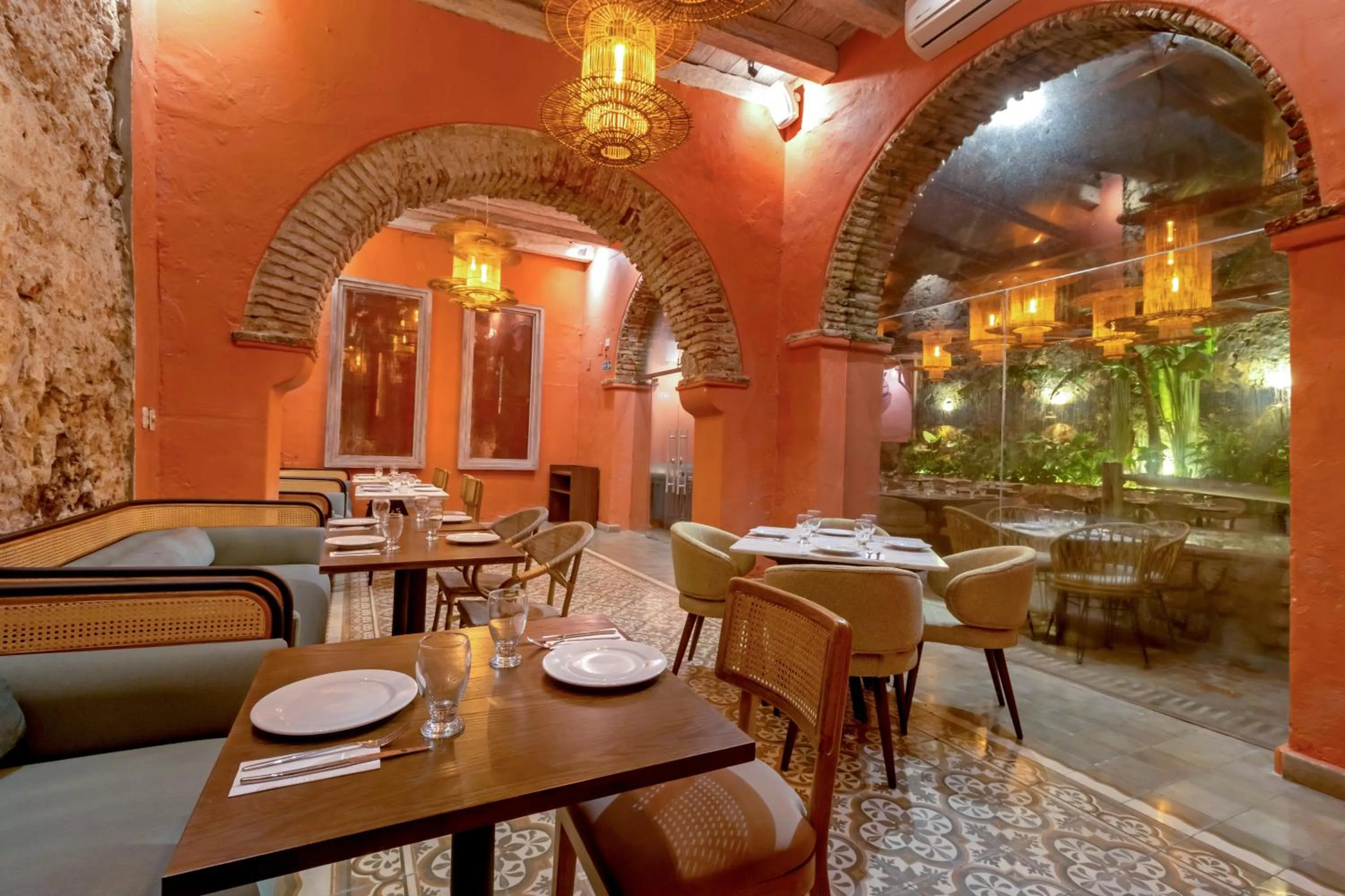 Restaurant/places to eat in El Marques Hotel Boutique By GEH Suites