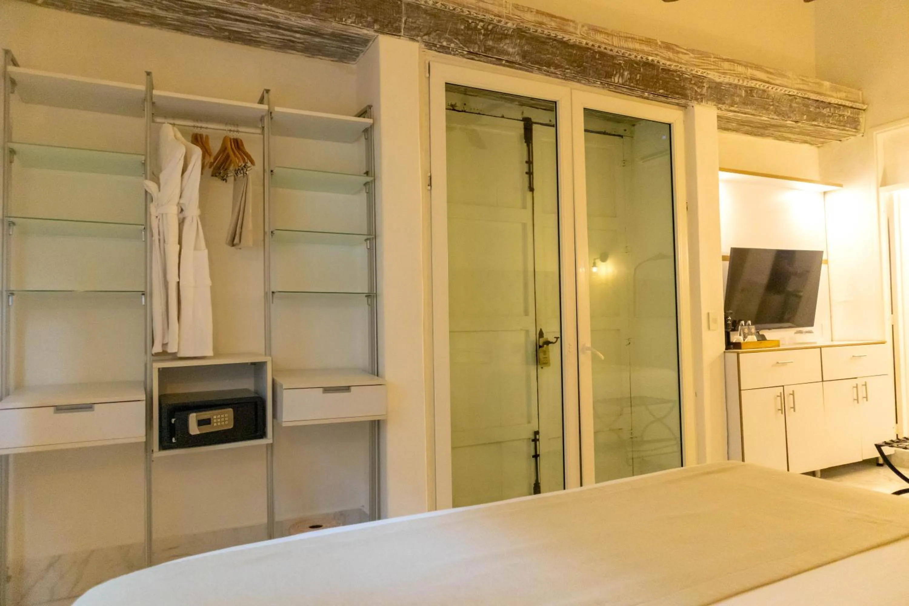 TV and multimedia in Hotel Boutique El Marqués By GEH Suites