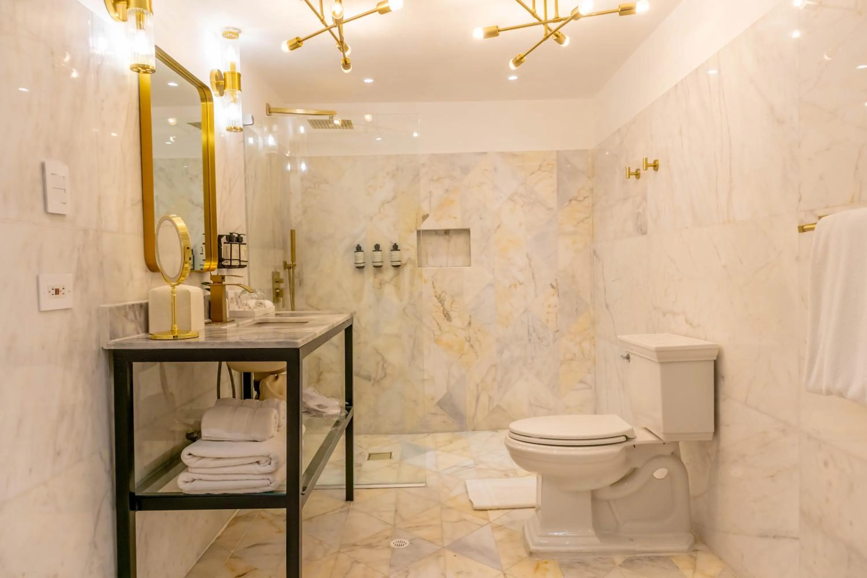 Shower in Hotel Boutique El Marqués By GEH Suites